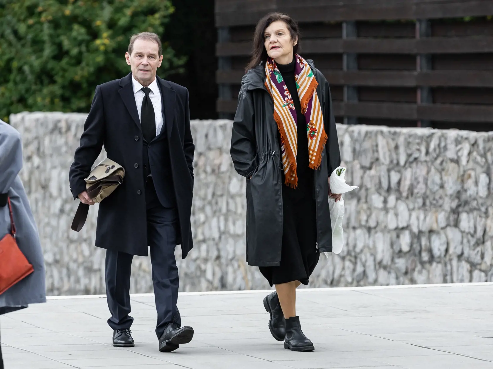 Posledná rozlúčka s herečkou Evou Rysovou v bratislavskom krematóriu. Na snímke Ján Gallovič a Jana Oľhová.
