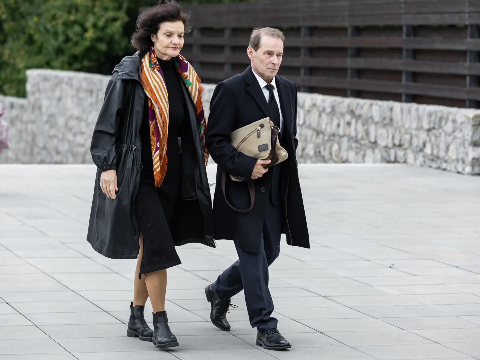 Posledná rozlúčka s herečkou Evou Rysovou v bratislavskom krematóriu. Na snímke Ján Gallovič a Jana Oľhová.