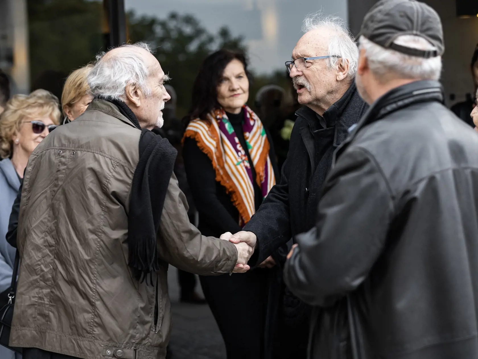 Posledná rozlúčka s herečkou Evou Rysovou v bratislavskom krematóriu. Na snímke František Kovár a Ivan Letko.