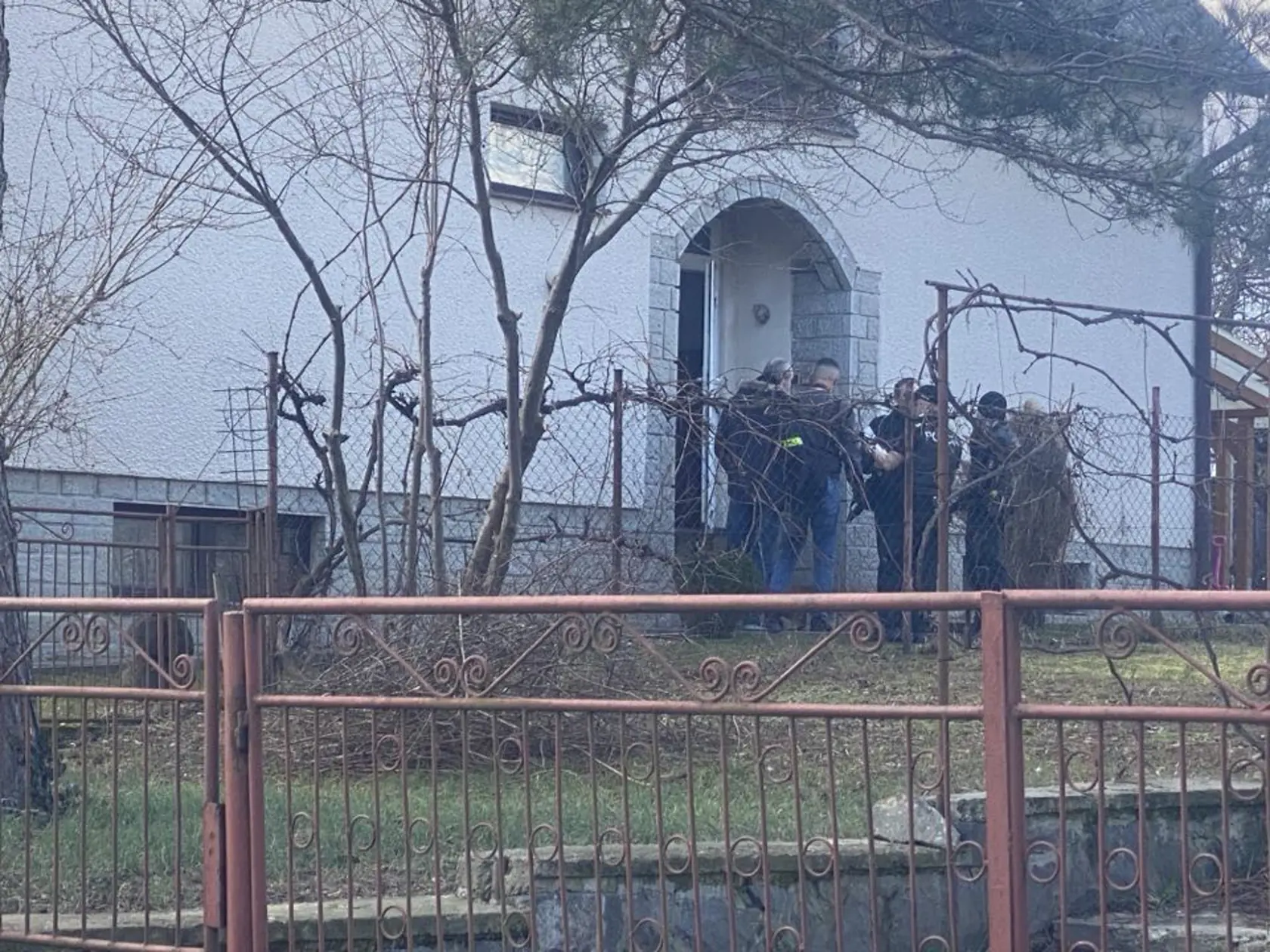 Zásah polícia v rodinnom dome v Sačurove, kde sa muž vyhrážal exmanželke zabitím.