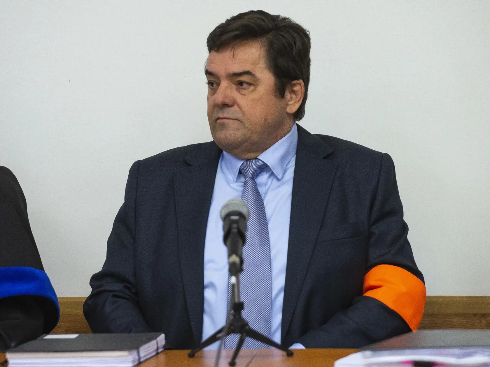 Marian Kočner na súde občas aj pozorne počúva.