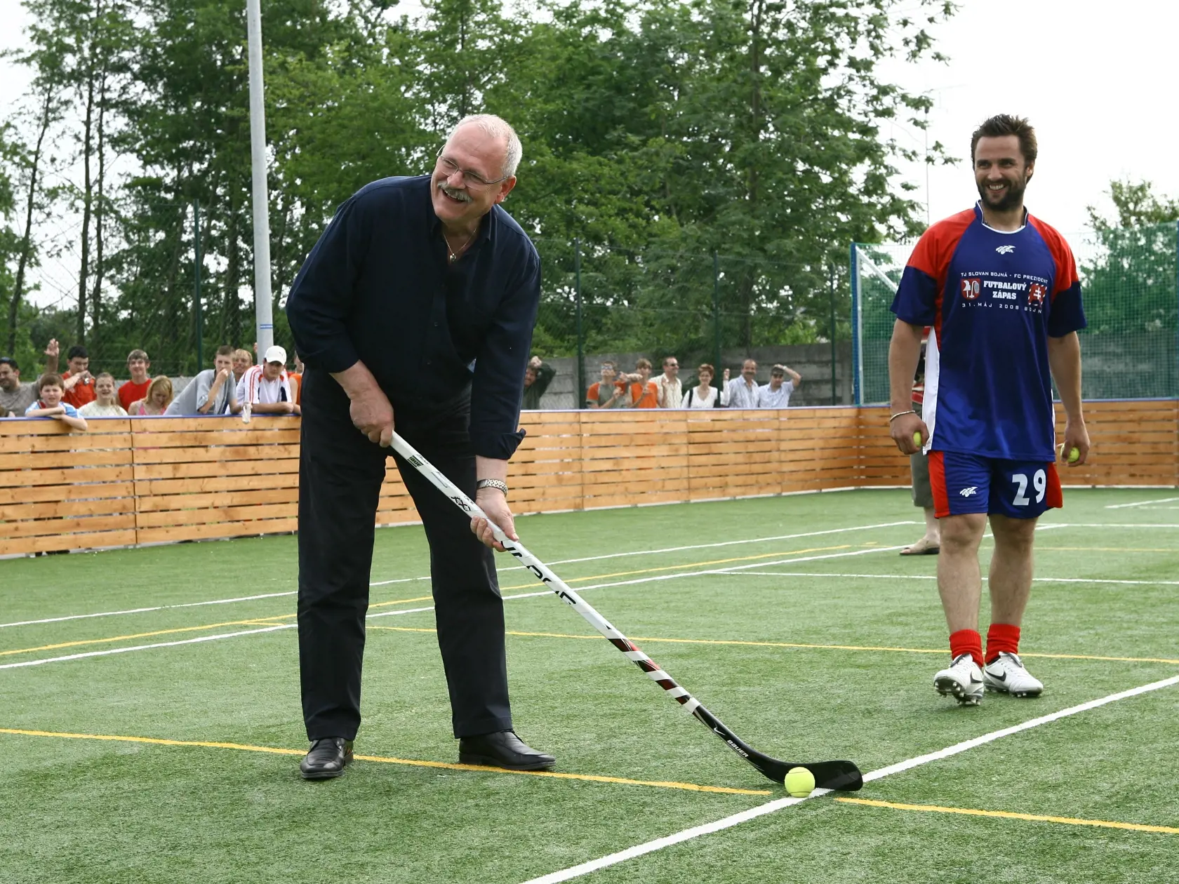 Bývalý prezident Ivan Gašparovič sa rád zabáva aj športom. V minulosti uzavrel stávku s bývalým hokejovým reprezentantom Marekom Uramom (na foto v modrom drese).