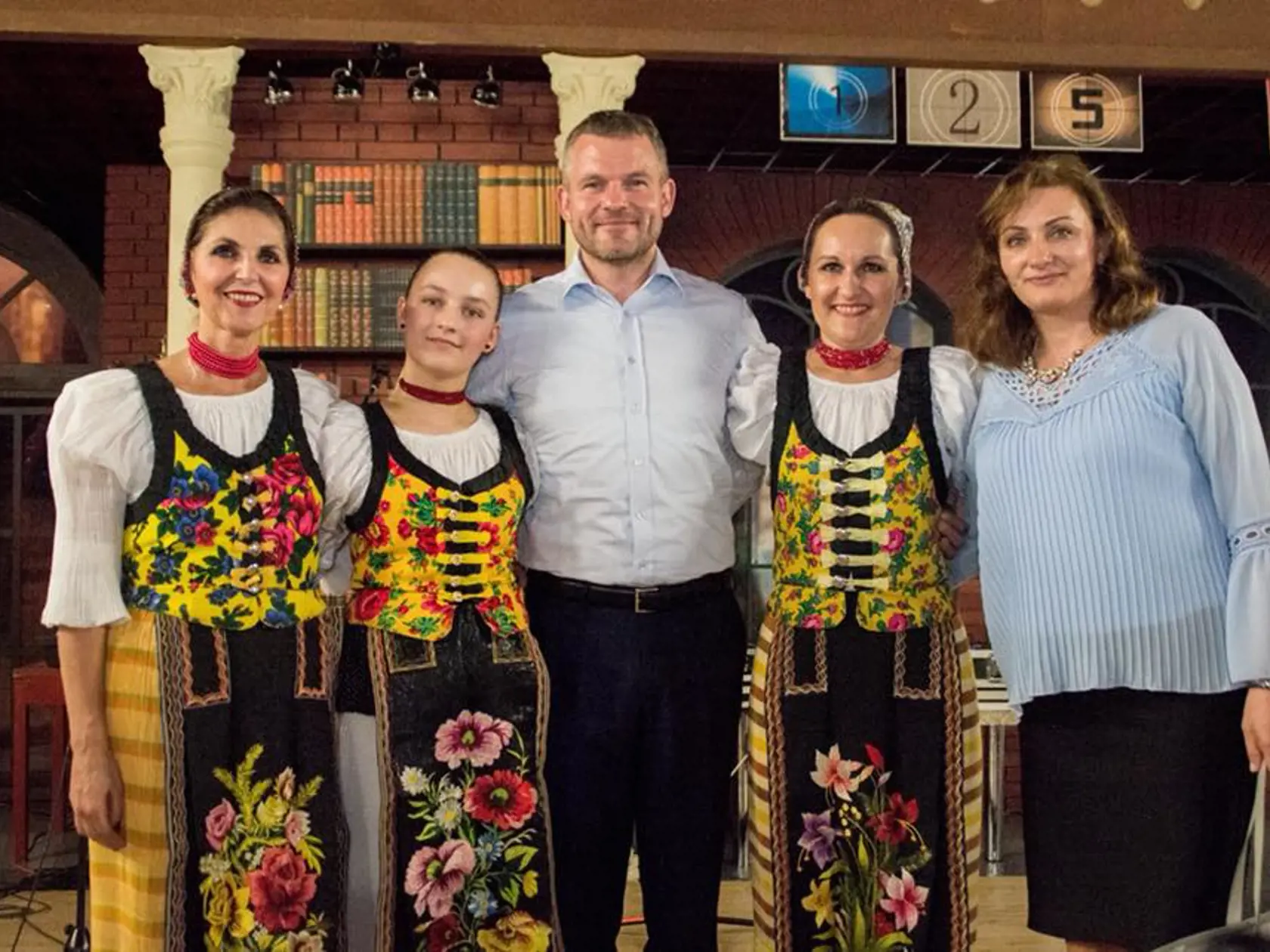 Peter Pellegrini má k folklóru blízko.