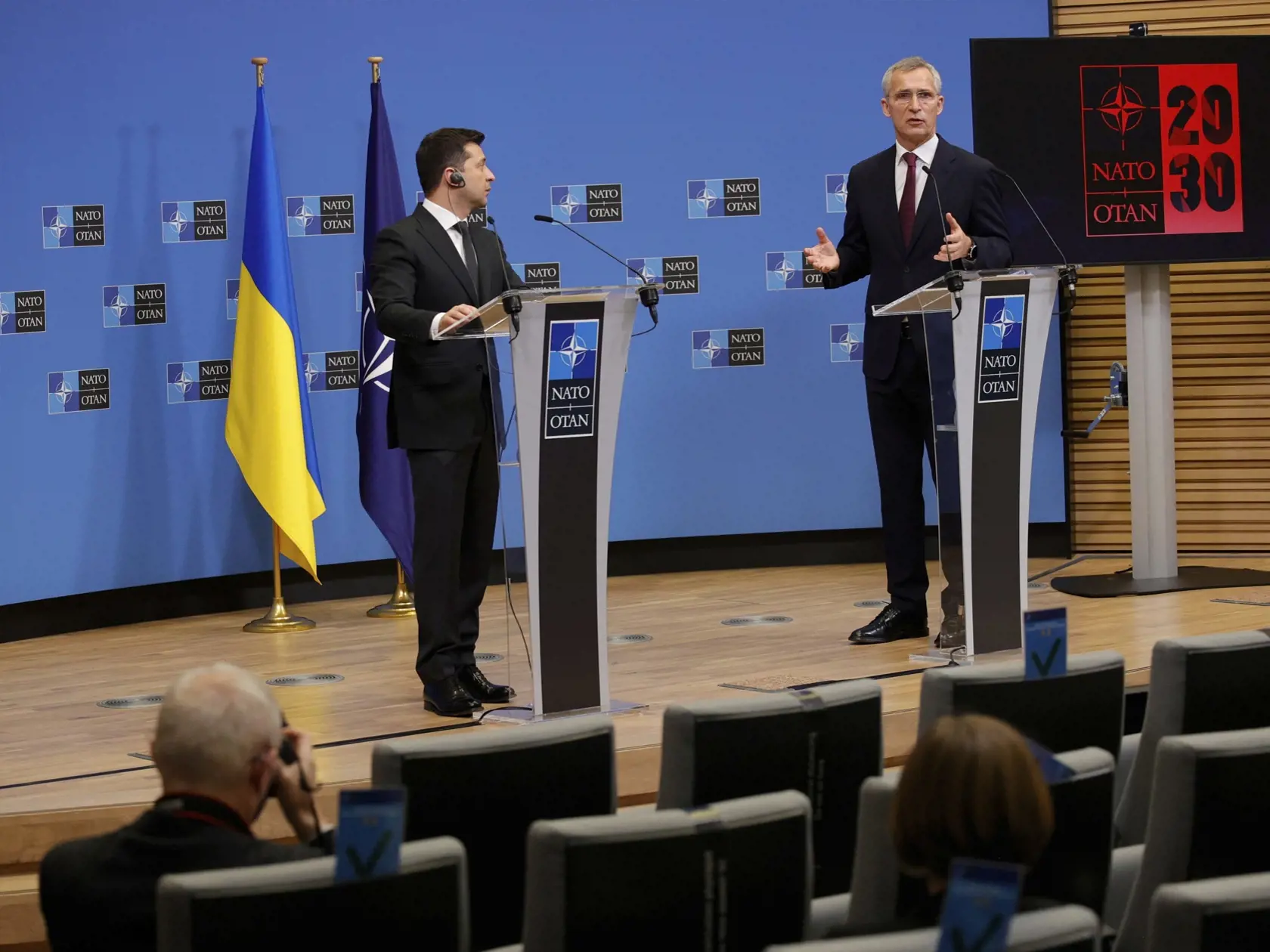Brusel - Na snímke sprava generálny tajomník NATO Jens Stoltenberg a ukrajinský prezident Volodymyr Zelenský počas tlačovej konferencie po stretnutí v v sídle Aliancie v Bruseli 16. decembra 2021. FOTO TASR/AP