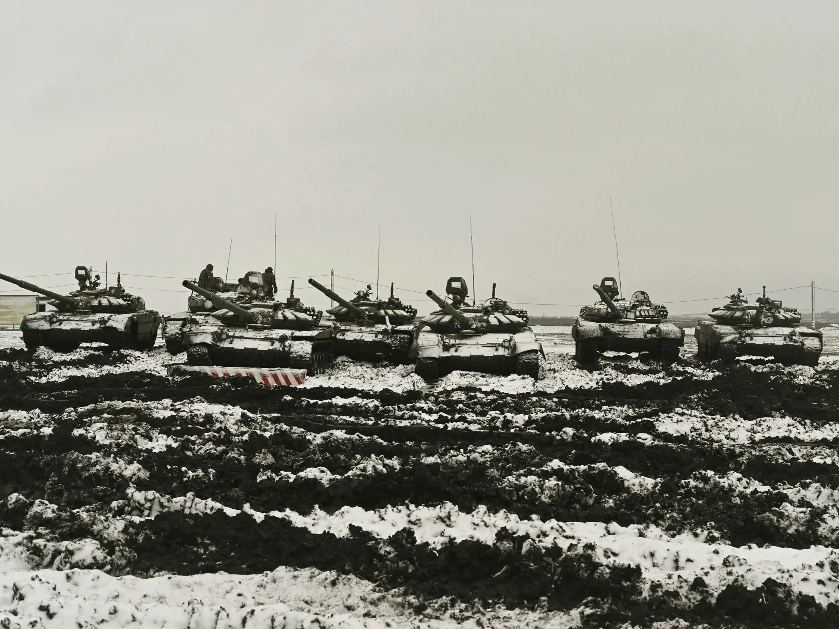 Rostov na Done - Ruské tanky T-72B3 počas vojenského cvičenia v Rostovskej oblasti na juhu Ruska 12. januára 2022. Západný vojenský okruh ruských ozbrojených síl organizuje v regiónoch blízko hraníc Ukrajiny cvičenie, na ktoré vyslal asi 3000 vojakov a 300 kusov vojenskej techniky. FOTO TASR/AP