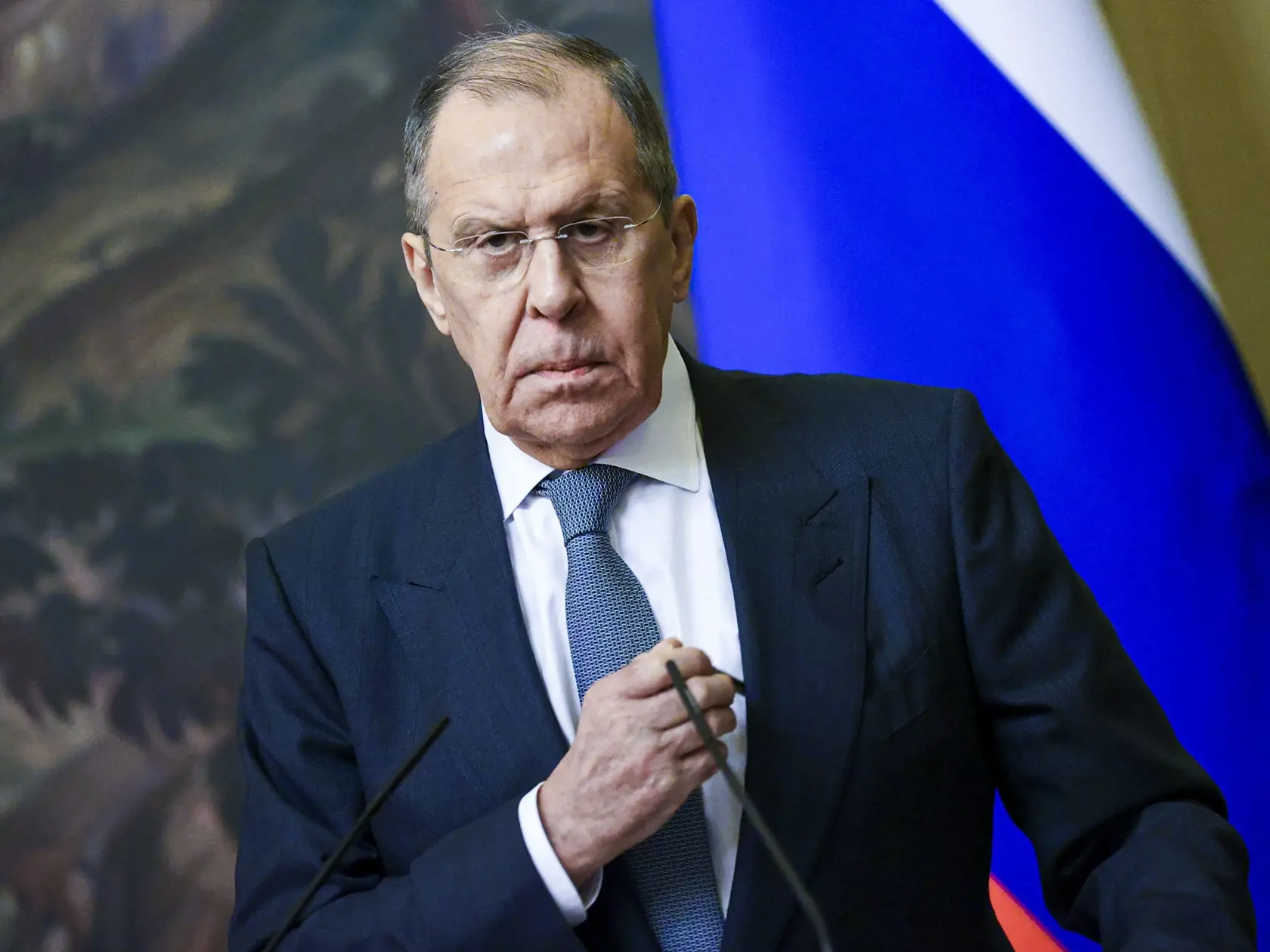 Moskva - Na archívnej snímke z 30. novembra 2021 ruský minister zahraničných vecí Sergej Lavrov počas tlačovej konferencie s brazĺskym rezortným kolegom Carlosom Francom v Moskve. Rusko a Spojené štáty absolvujú prvé kolo rokovaní o bezpečnostných zárukách v januári 2022. Podľa agentúry TASS o tom v stredu 22. decembra 2021 informoval ruský minister zahraničných vecí Sergej Lavrov. FOTO TASR/AP
