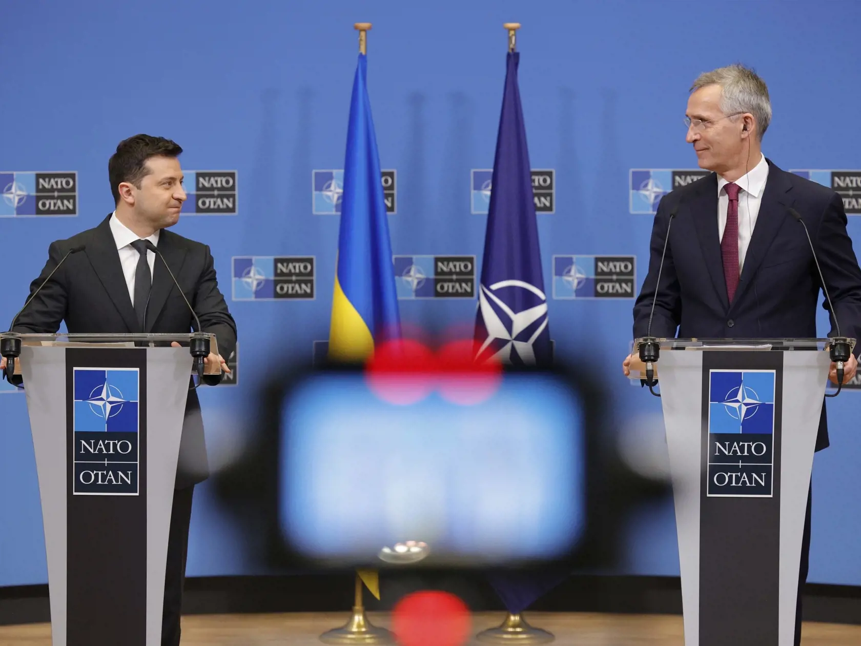 Brusel - Na snímke sprava generálny tajomník NATO Jens Stoltenberg a ukrajinský prezident Volodymyr Zelenský počas tlačovej konferencie po stretnutí v v sídle Aliancie v Bruseli 16. decembra 2021. FOTO TASR/AP
