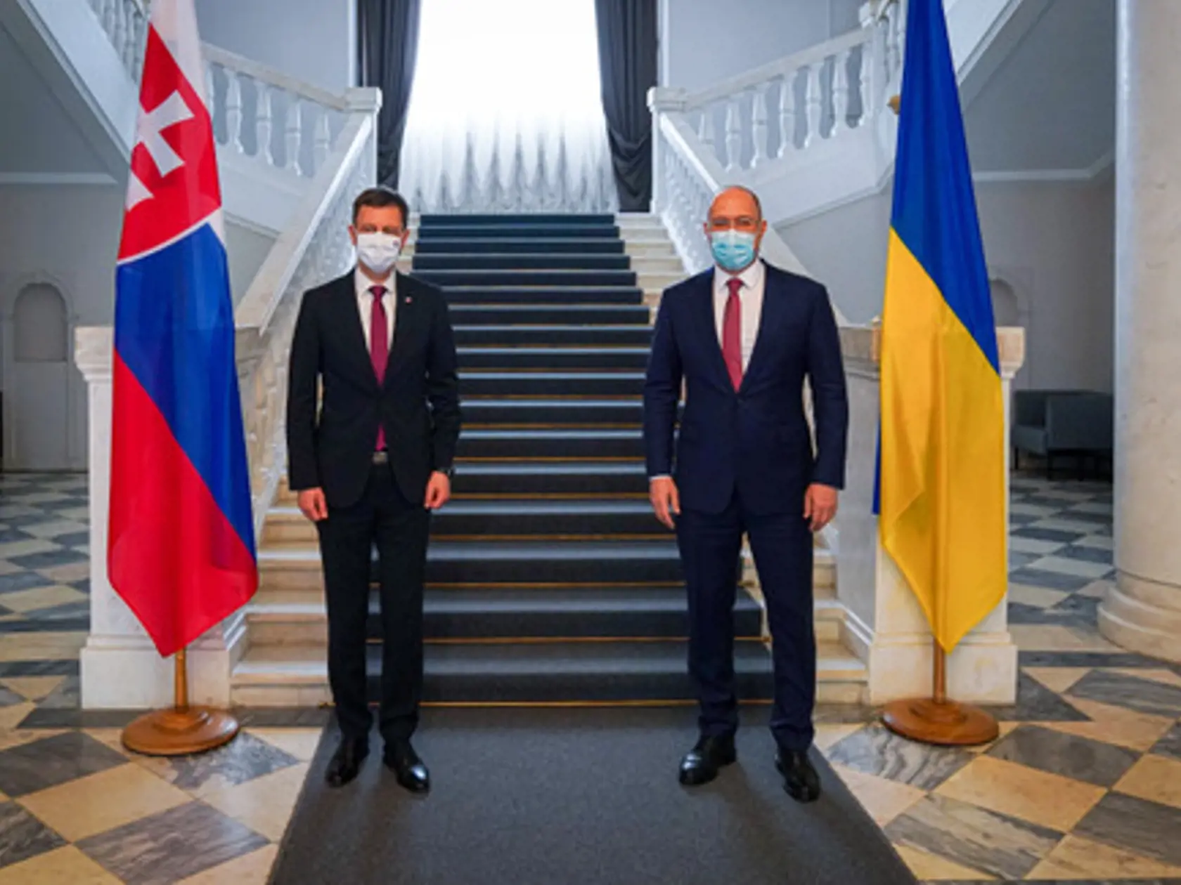 Na snímke vľavo premiér SR Eduard Heger počas stretnutia s predsedom ukrajinskej vlády Denysom Šmyhaľom v Kyjeve 28. mája 2021. FOTO TASR - Úrad vlády SR

