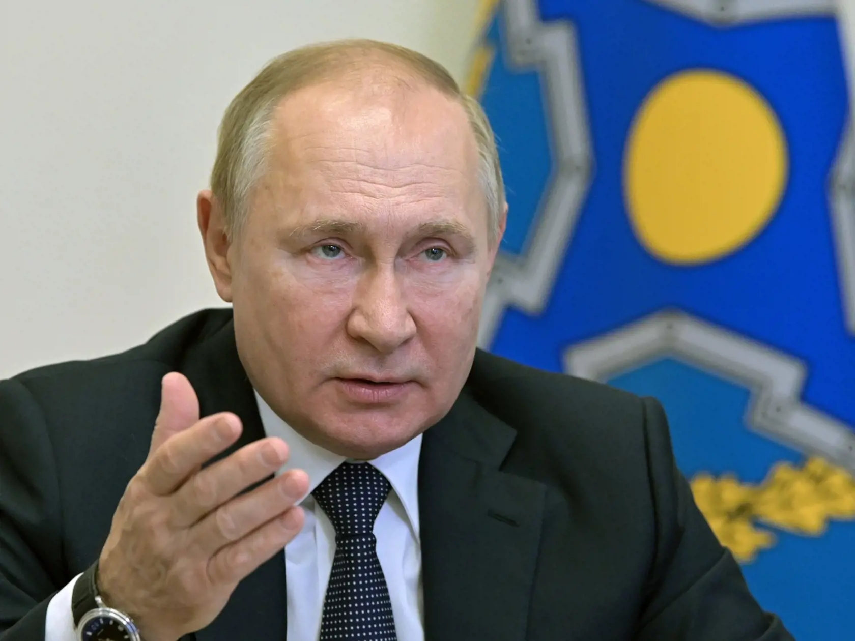 Moskva - Na snímke ruský prezident Vladimir Putin gestikuluje počas videokonferencie s lídrami Organizácie Zmluvy o kolektívnej bezpečnosti (ODKB) v Moskve v pondelok 10. januára 2022. Putin vyhlásil, že jednotky ODKB vedenej Ruskom ostanú v Kazachstane iba na "obmedzené časové obdobie". FOTO TASR/AP