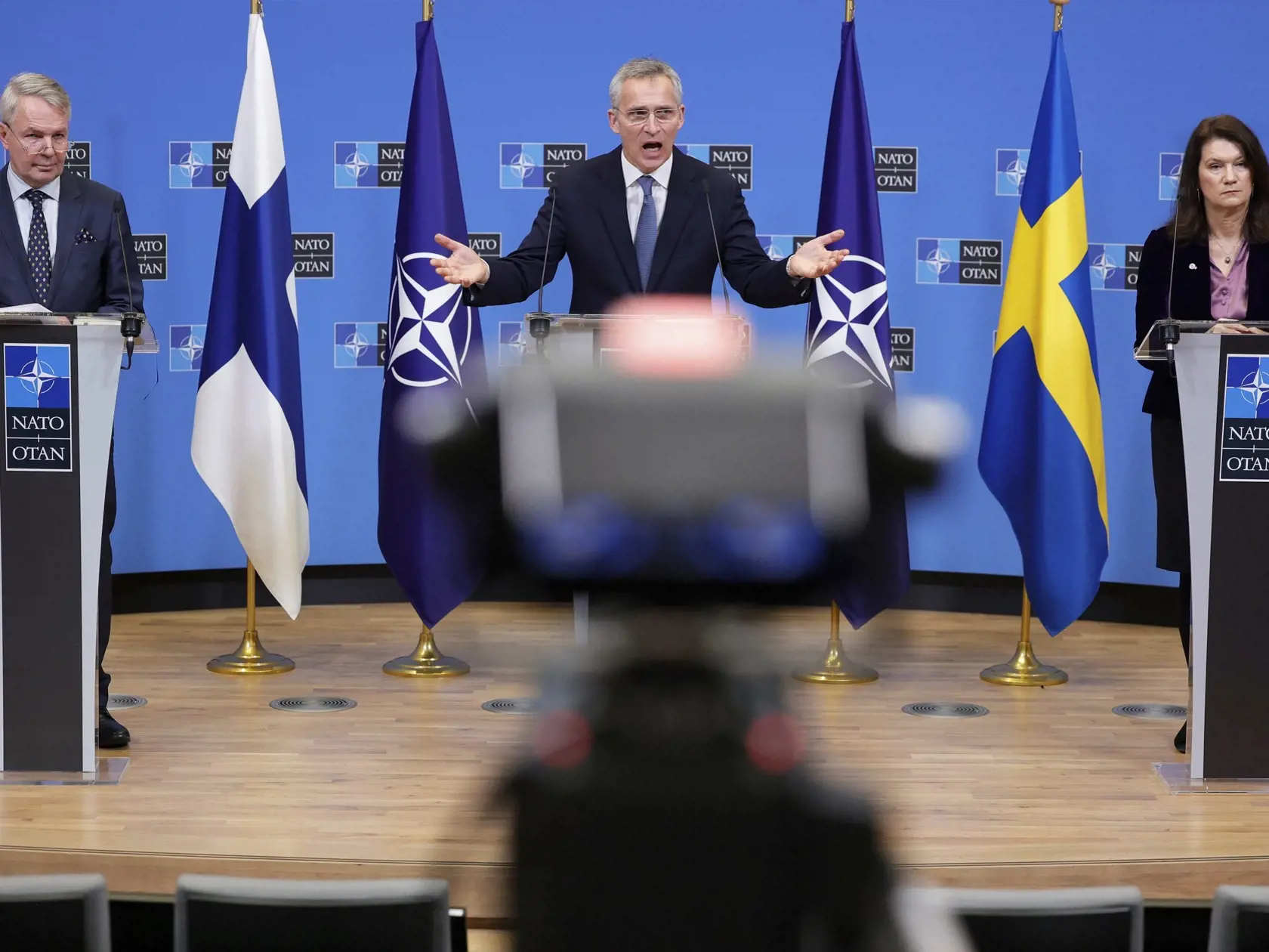 Brusel - Generálny tajomník NATO Jens Stoltenberg (uprostred), šéfka švédskej diplomacie Ann Lindeová (vpravo) a jej fínsky rezortný kolega Pekka Haavisto (vľavo) počas spoločnej tlačovej konferencie v sídle NATO v Bruseli v pondelok 24. januára 2022. FOTO TASR/AP