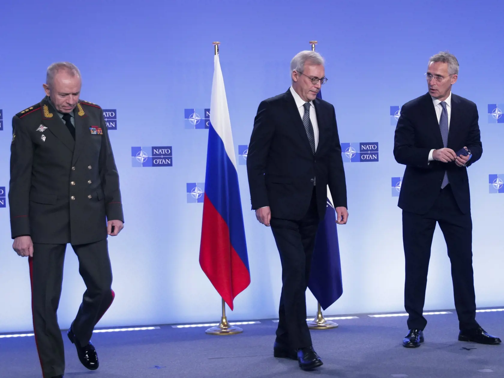 Brusel - Generálny tajomník NATO Jens Stoltenberg (vpravo), námestník ruského ministra zahraničných vecí Alexander Gruško (uprostred) a  námestník ruského ministra obrany Alexander Fomin (vľavo) počas príchodu na zasadnutie Rady NATO - Rusko v sídle NATO v Bruseli 12. januára 2022. FOTO TASR/AP