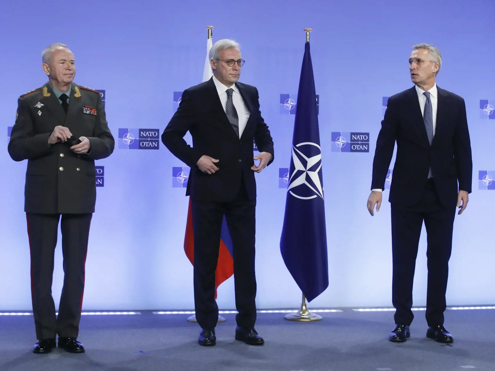 Brusel - Generálny tajomník NATO Jens Stoltenberg (vpravo), námestník ruského ministra zahraničných vecí Alexander Gruško (uprostred) a  námestník ruského ministra obrany Alexander Fomin (vľavo) počas príchodu na zasadnutie Rady NATO - Rusko v sídle NATO v Bruseli 12. januára 2022. FOTO TASR/AP