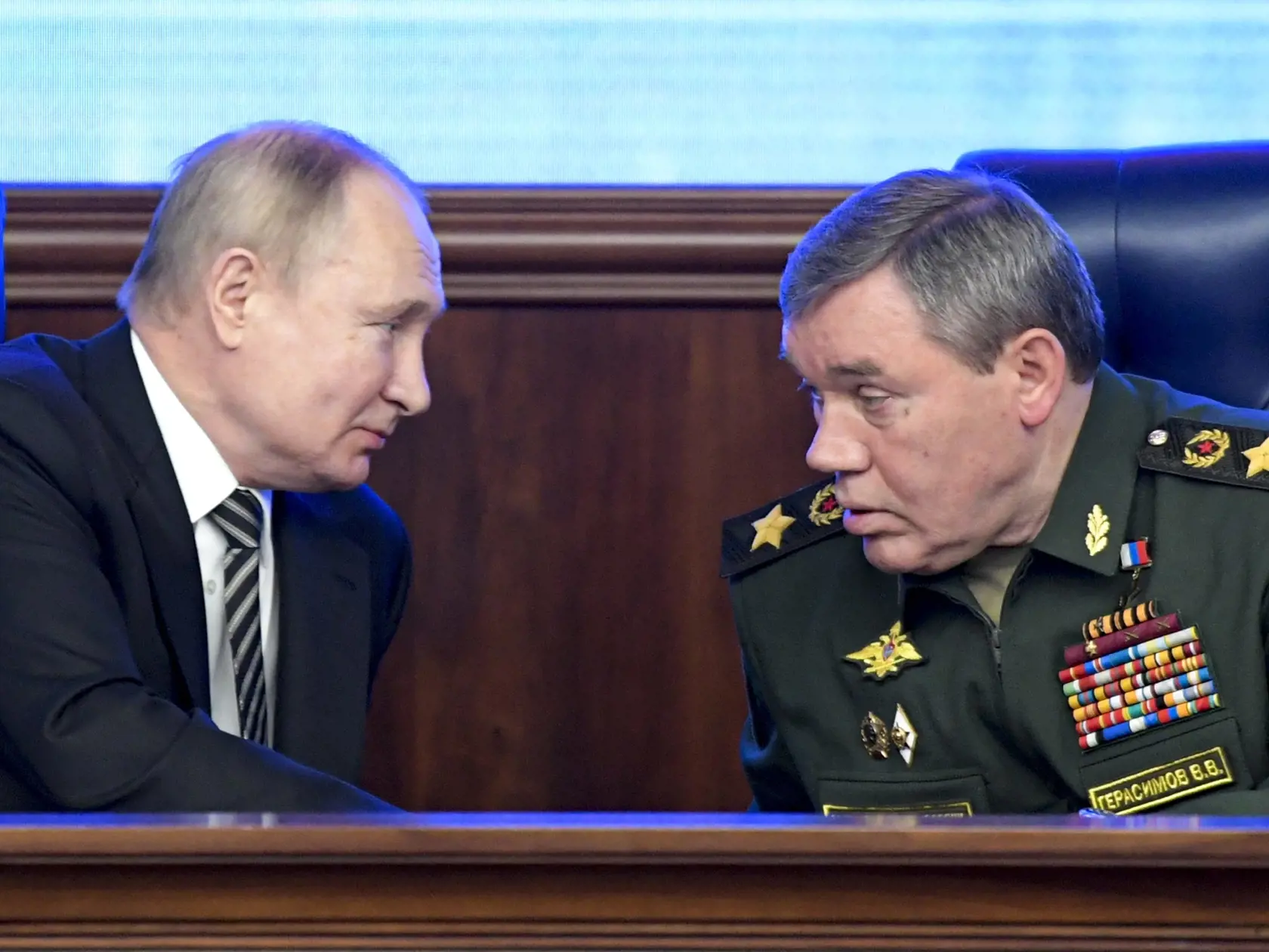Moskva - Ruský prezident Vladimir Putin (vľavo) a náčelník generálneho štábu ruských ozbrojených síl Valerij Gerasimov na zasadnutí kolégia ruského ministerstva obrany 21. decembra 2021 v Moskve. Ruský prezident Vladimir Putin označil rozširovanie NATO na východ za "dôsledok eufórie a mylných predstáv po skončení studenej vojny". FOTO TASR/AP