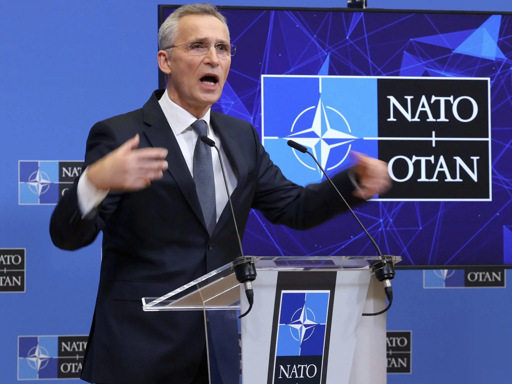 Brusel - Generálny tajomník NATO Jens Stoltenberg gestikuluje počas tlačovej konferencie po mimoriadnom zasadnutí ministrov zahraničných vecí členských krajín NATO v Bruseli v piatok 7. januára 2022. FOTO TASR/AP