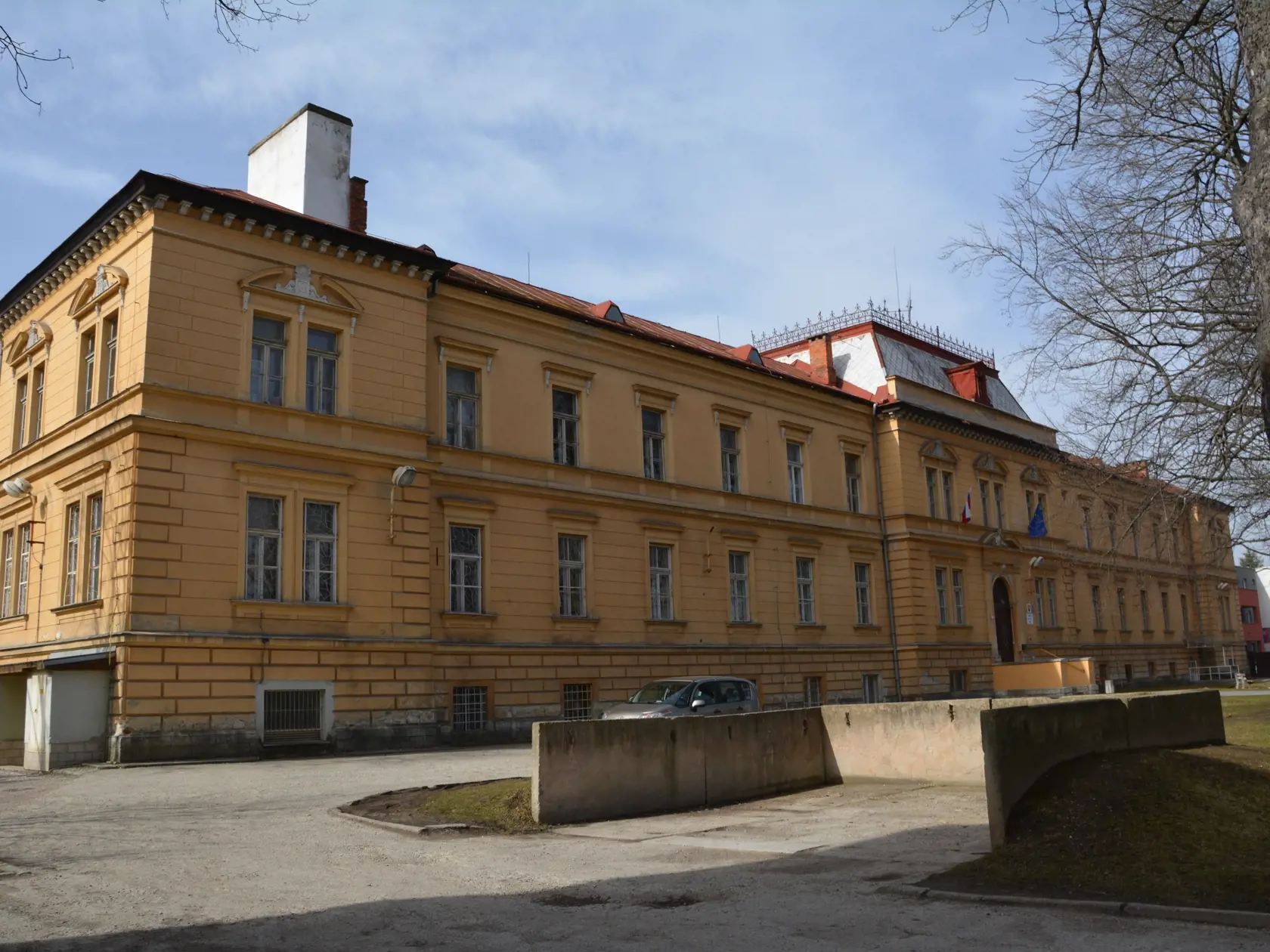 Dnes je v budove Základná umelecká škola J. Fabiniho