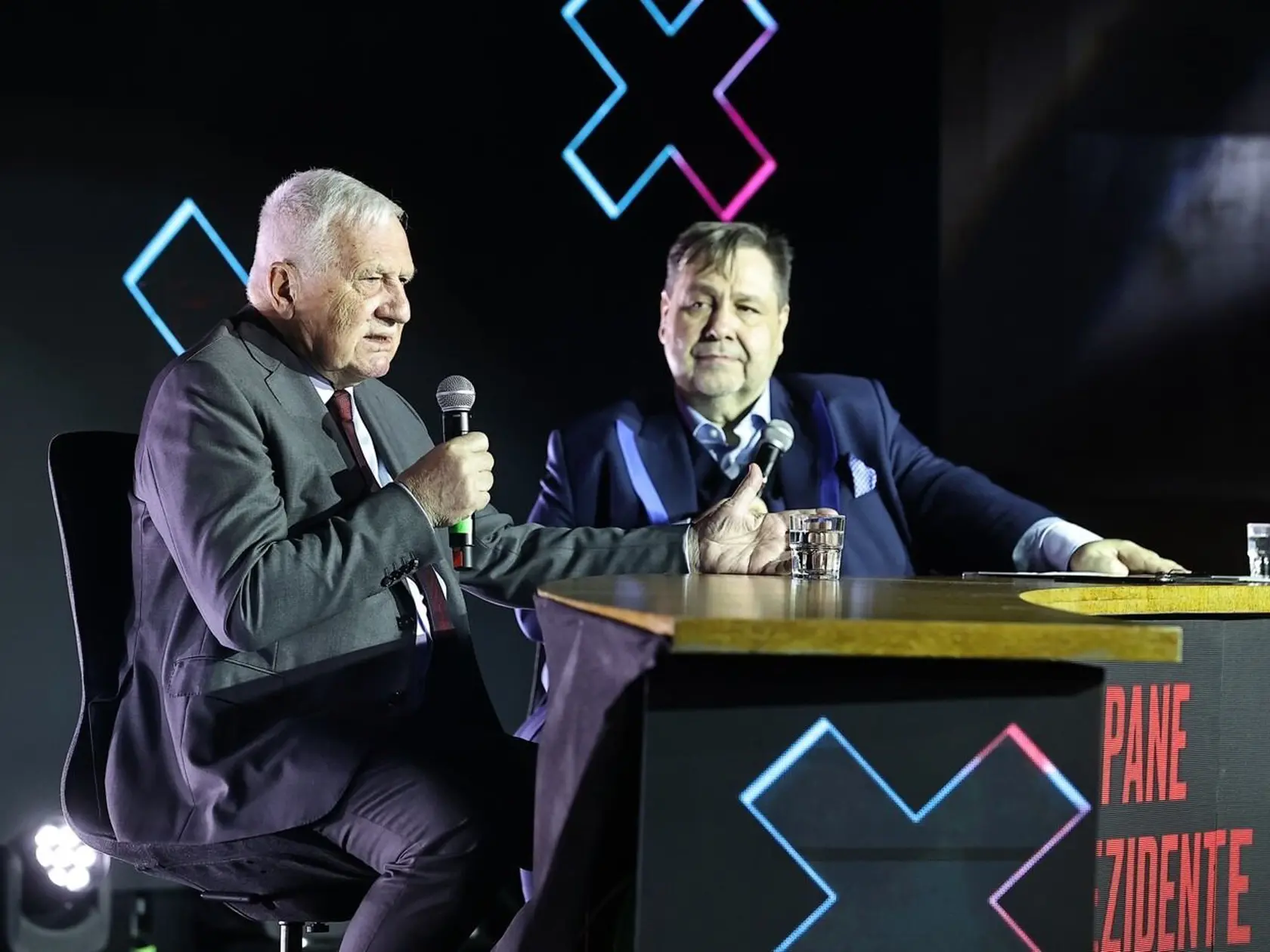 Záber z osláv českej internetovej televízie XTV, ktorá v sobotu 22. marca 2025 zorganizovala v Prahe svoju narodeninovú párty. Nechýbal ani Vladimír Mečiar, prvý premiér samostatného Slovenska. Stretol sa tam s exprezidentmi ČR Václavom Klausom i Milošom Zemanom. A dorazil aj Andrej Babiš z českej opozície. Bolo veselo.