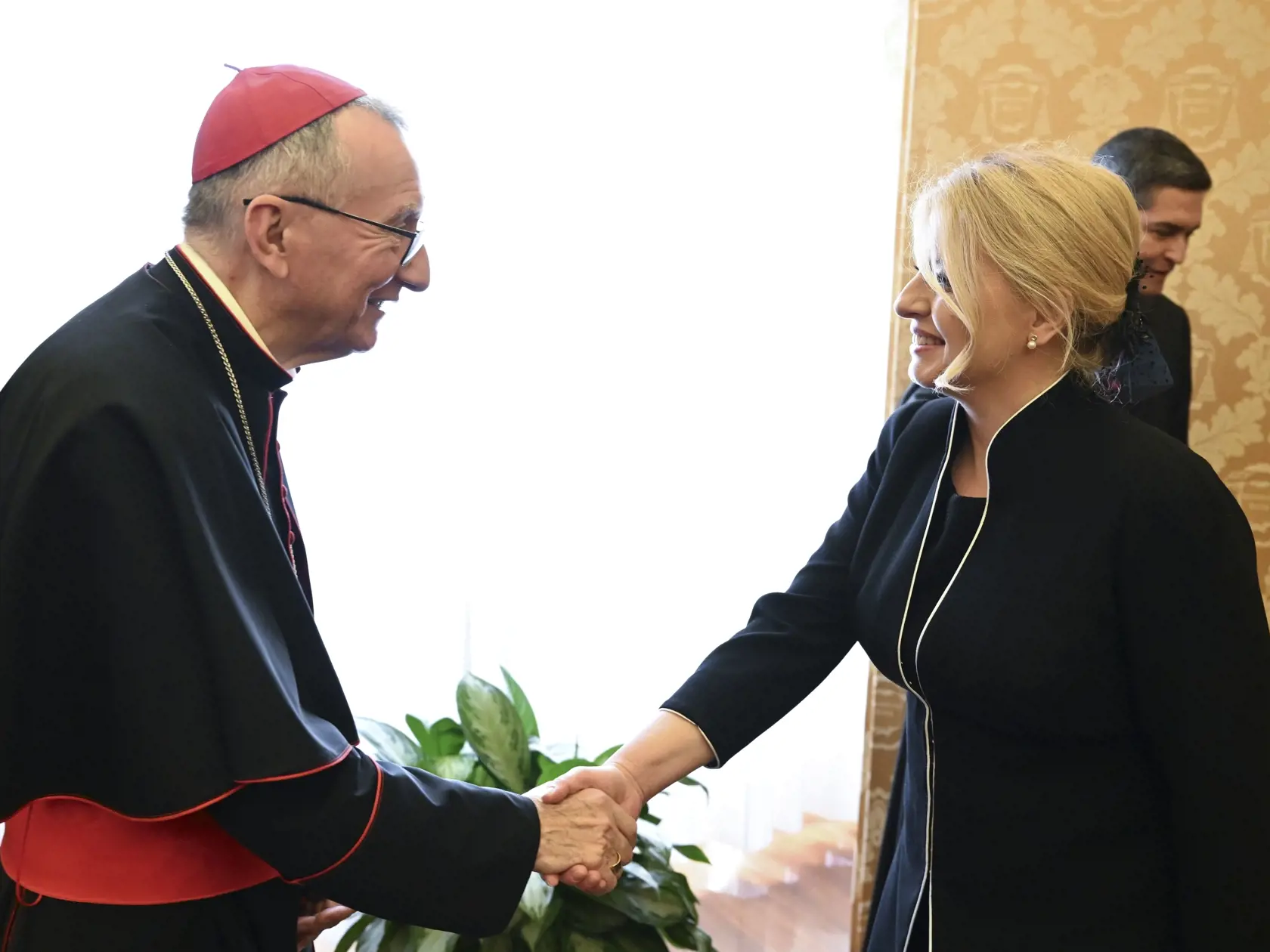 WA 22 Vatikán - Odchádzajúca slovenská prezidentka Zuzana Čaputová a vatikánsky štátny sekretár kardinál Pietro Parolin sa zdravia počas stretnutia vo Vatikáne v sobotu 1. júna 2024. Okrem Pietra Parolina sa slovenská hlavu štátu stretla na osobnej audiencii s pápežom Františkom. Išlo už o ich štvrté vzájomné stretnutie. Prezidentku sprevádzali aj matky troch dievčat, ktoré tragicky zahynuli pri aprílovej nehode autobusu v Spišskom Podhradí, keď cestovali na diecézne stretnutie mládeže. FOTO TAS
