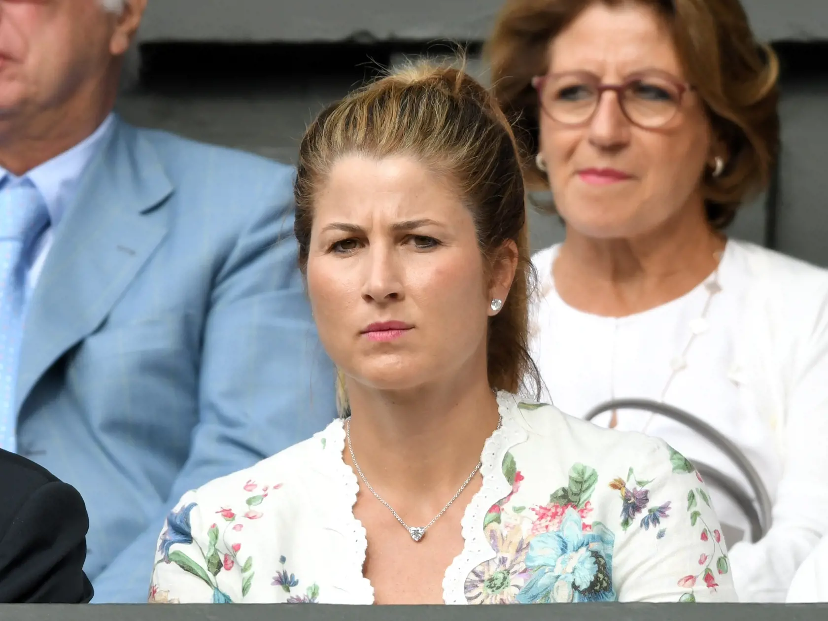 Roger Federer zatiaľ prechádza Wimbledonom ako nôž maslom. Rovnako ako slávny tenista na tribúne hviezdi jeho slovenská manželka Mirka.