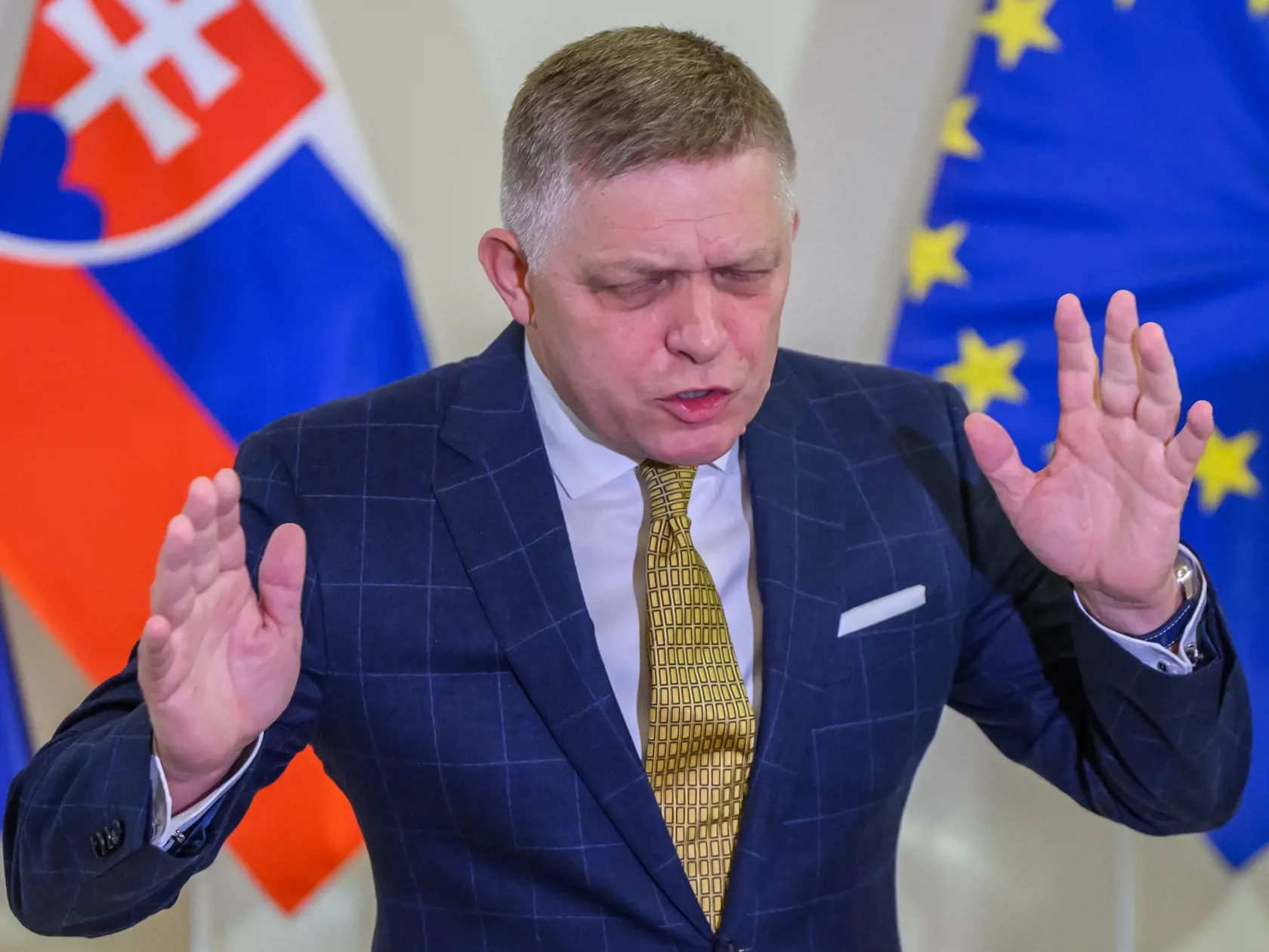 Na snímke premiér Robert Fico (Smer-SD) gestikuluje na tlačovej konferencii po rokovaní s predsedami opozičných strán a predstaviteľmi Ministerstva financií SR o konsolidácii na Úrade vlády SR v Bratislave v utorok 24. septembra 2024. Opozičné strany KDH a Progresívne Slovensko (PS) pozvanie predsedu vlády na rokovanie o konsolidačných opatreniach prijali, Sloboda a Solidarita (SaS) ho odmietla. FOTO TASR - Jaroslav Novák