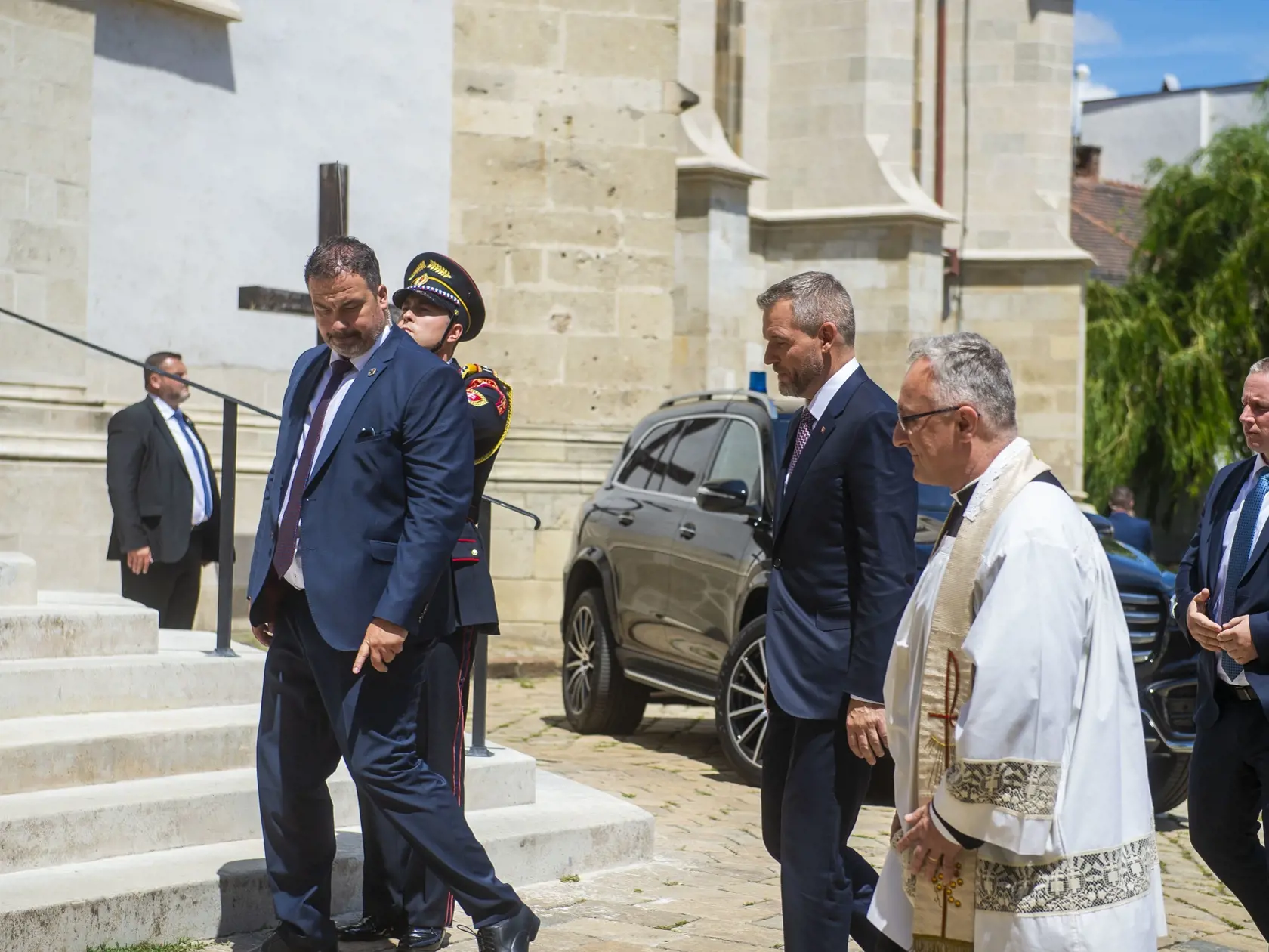 Na snímke sprava správca Farnosti svätého Martina Peter Slepčan a prezident SR Peter Pellegrini spolu prichádzajú na slávnostnú sv. omšu Te Deum do Dómu svätého Martina po zložení sľubu prezidenta SR 15. júna 2024 v Bratislave. FOTO TASR - Jakub Kotian