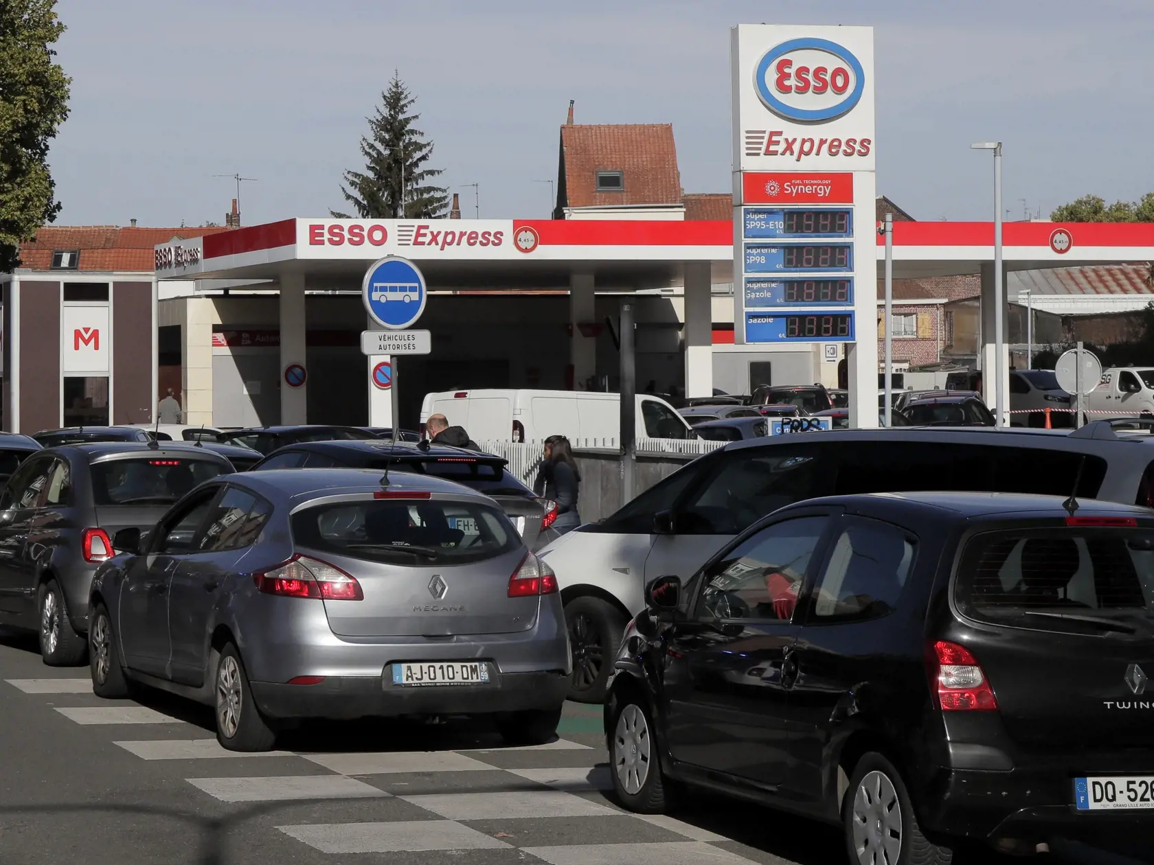 Vodiči čakajú v rade na benzín na čerpacej stanici v Lille vo Francúzsku v piatok 7. októbra 2022. Nedostatok pohonných , ktorý je podľa vlády do veľkej miery spôsobený štrajkami, sťažuje život vodičom v parížskom regióne aj inde. FOTO TASR/AP