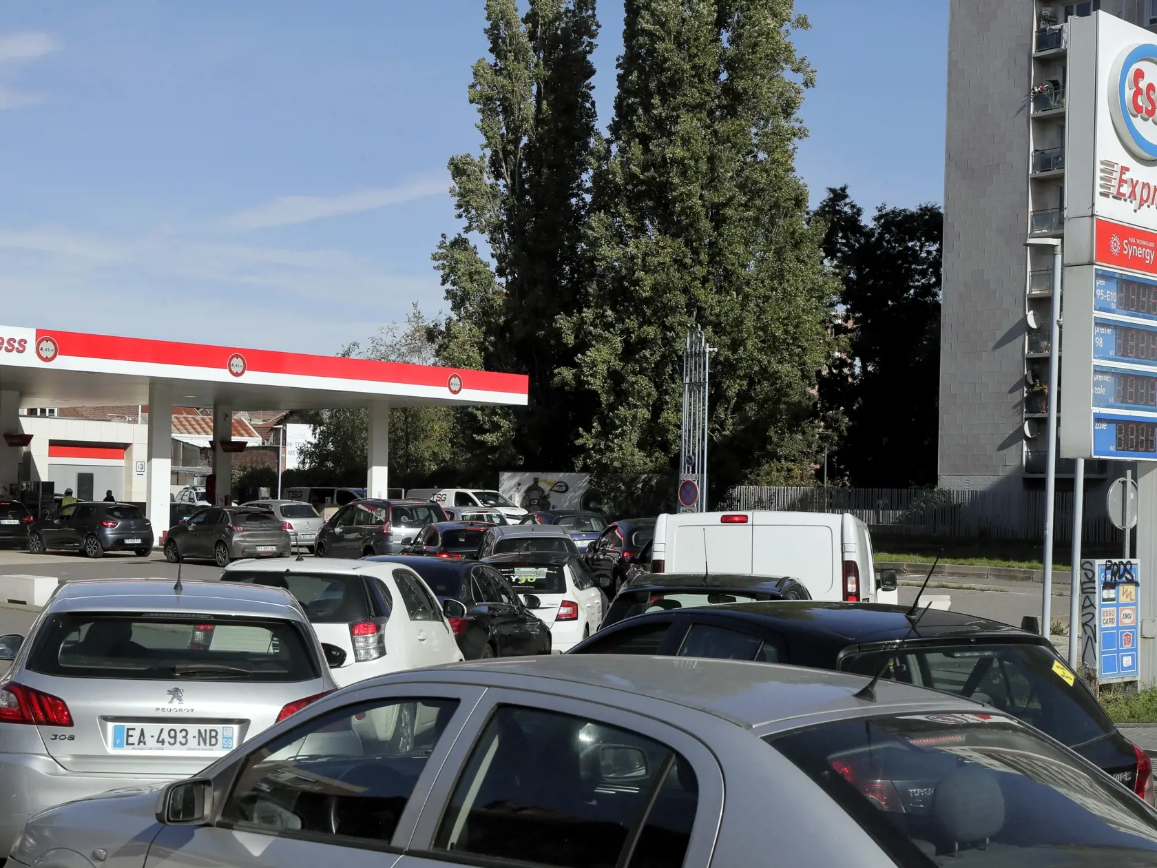 Vodiči čakajú v rade na benzín na čerpacej stanici v Lille vo Francúzsku v piatok 7. októbra 2022. Nedostatok pohonných , ktorý je podľa vlády do veľkej miery spôsobený štrajkami, sťažuje život vodičom v parížskom regióne aj inde. FOTO TASR/AP