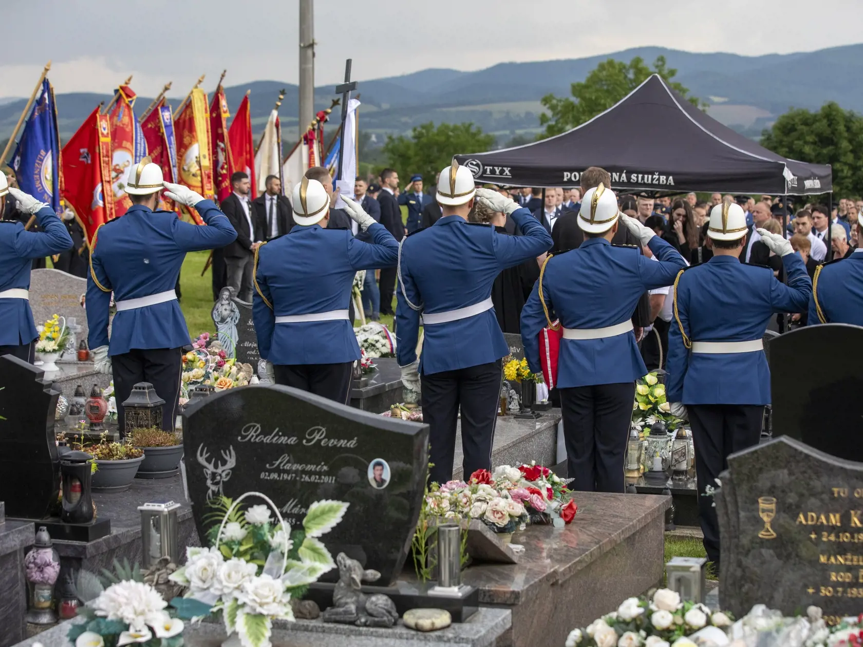 Na snímke je pohreb hasiča Lukáša Hrušovského v Trenčianskych Stankovciach, ktorý tragický zahynul pri výkone povolania.
