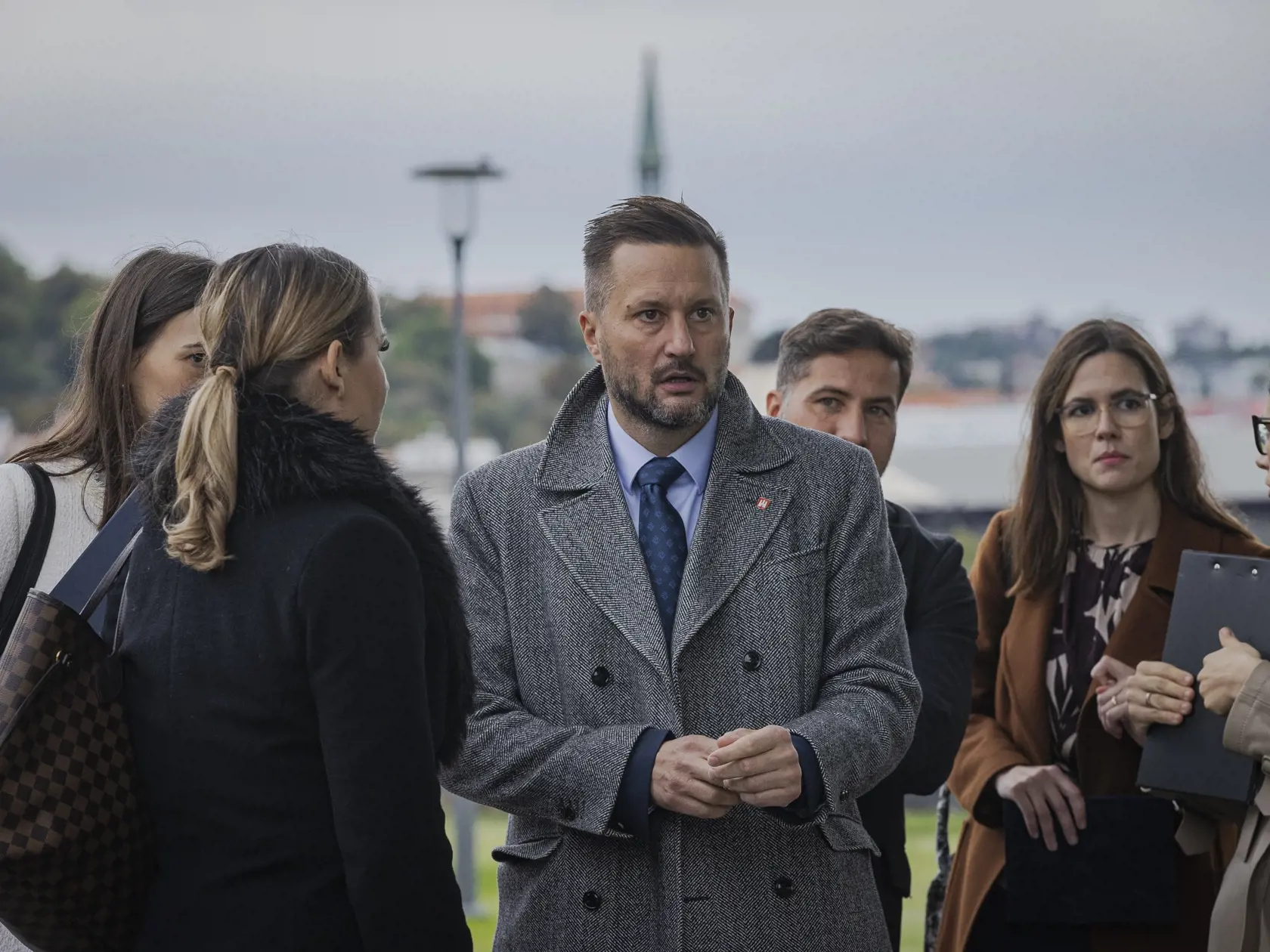 Prezidentka Slovenskej republiky Zuzana Čaputová sa zúčastnila na otvorení zrekonštruovaného Pamätníka obetiam extrémizmu od autorov Pavla Brnu a Pavla Dubinu. Na snímke primátor Bratislavy Matúš Vallo.