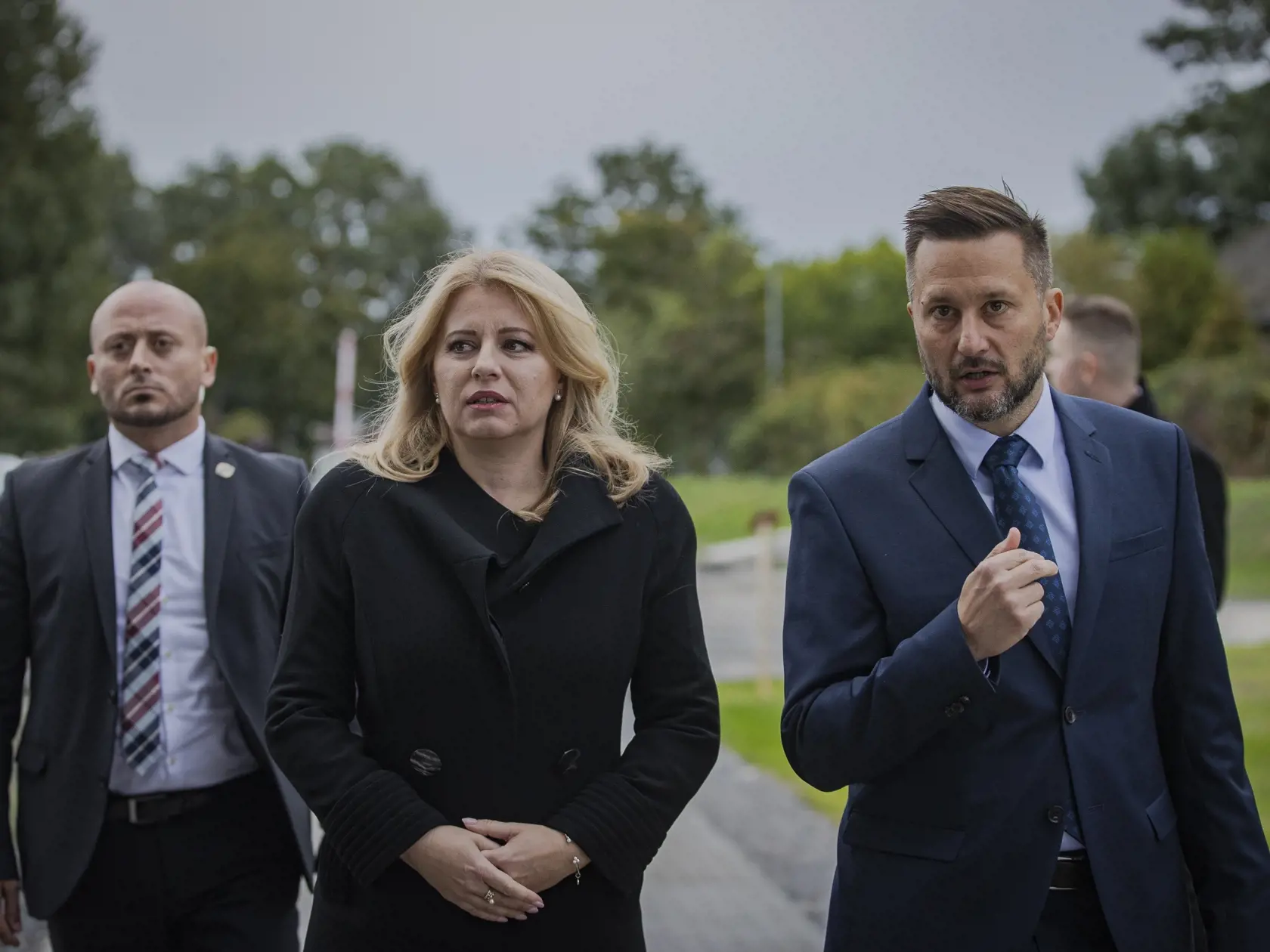 Prezidentka Slovenskej republiky Zuzana Čaputová sa zúčastnila na otvorení zrekonštruovaného Pamätníka obetiam extrémizmu od autorov Pavla Brnu a Pavla Dubinu. Na snímke Zuzana Čaputová a primátor Bratislavy Matúš Vallo.