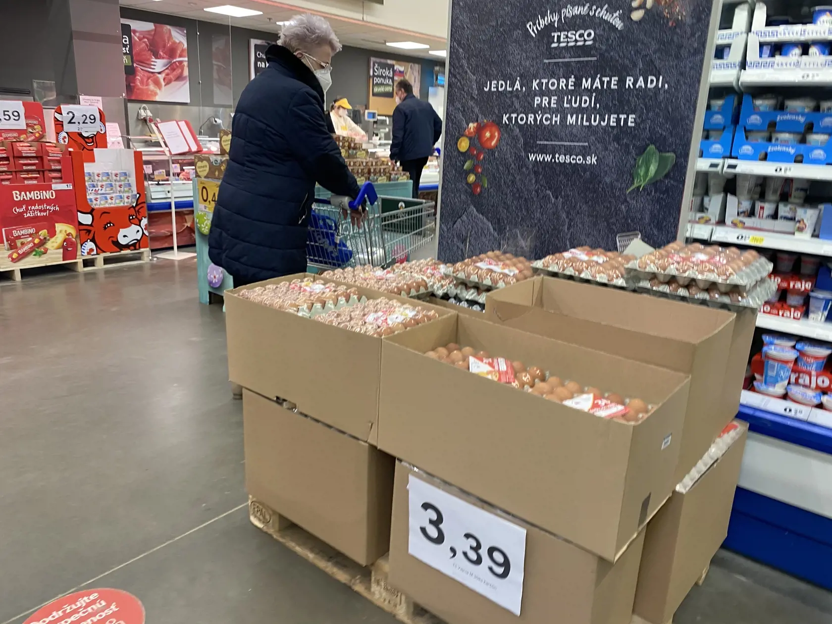 Cena vajec v hypermarketoch oproti vlaňajšiu stúpla. Prepravka 30 ks stojí 3,39 eur.