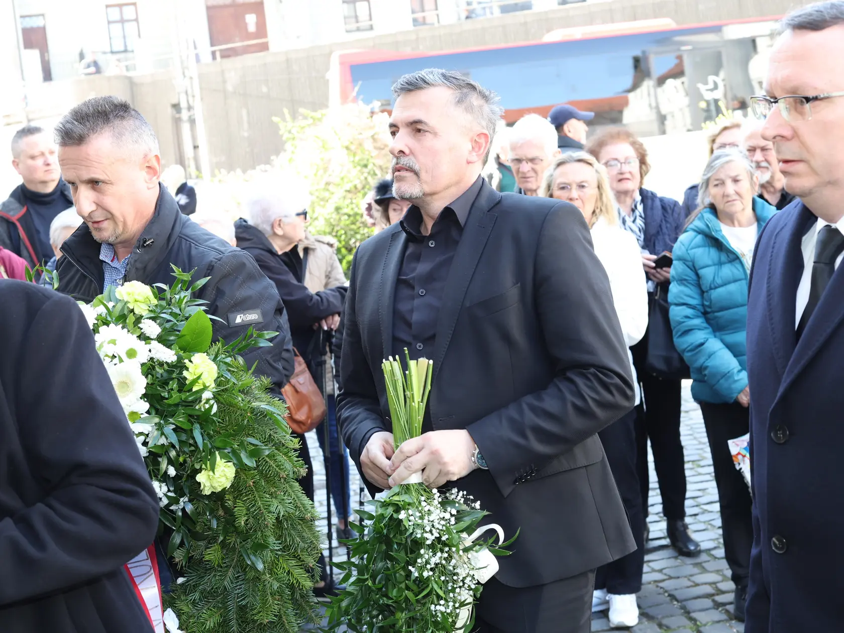 Posledná rozlúčka s hercom Štefanom Kvietikom († 90). Prišiel aj Lukáš Machala