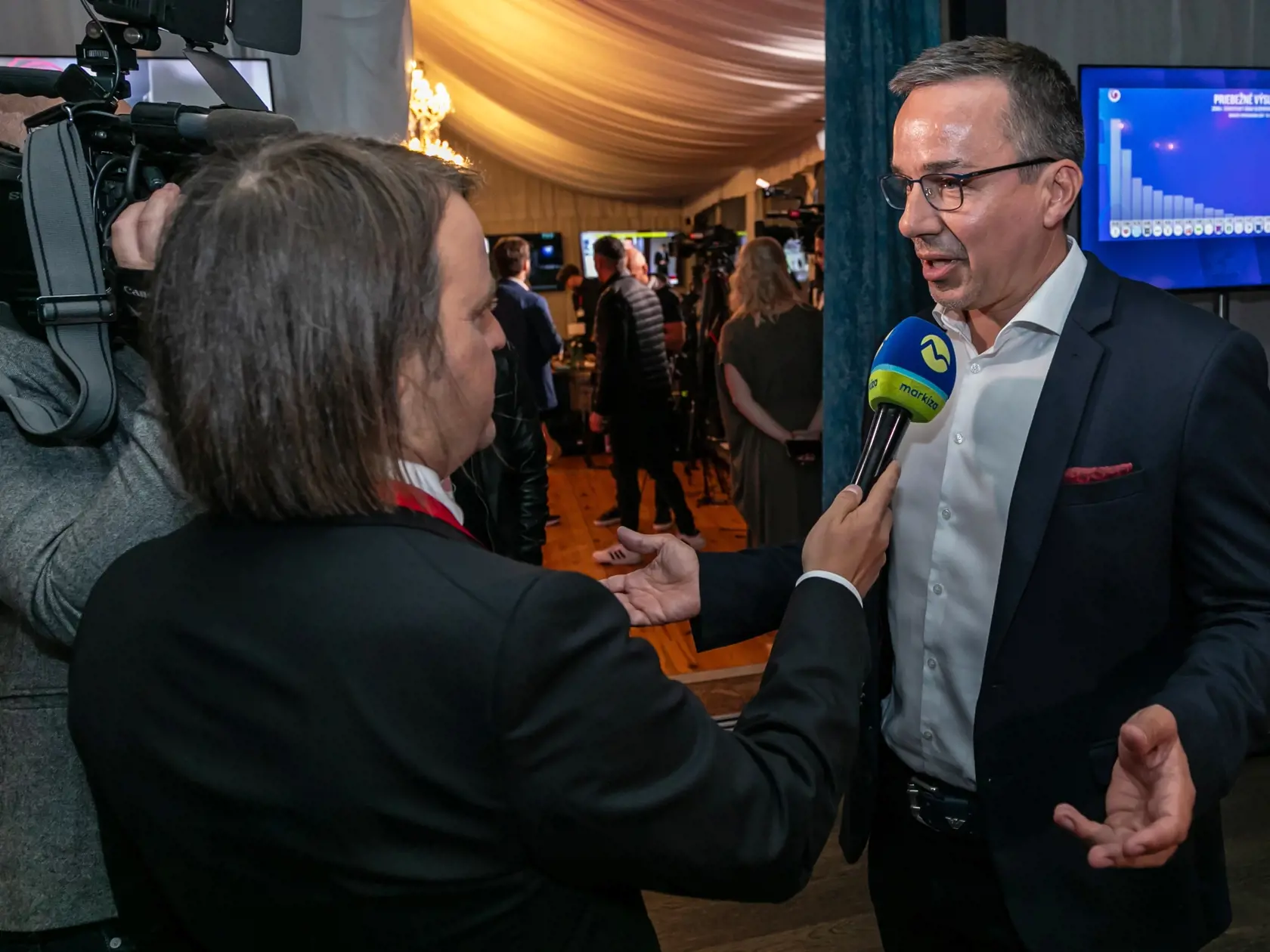 Na snímke Erik Tomáš počas volebnej noci v reštaurácii Aušpic.  