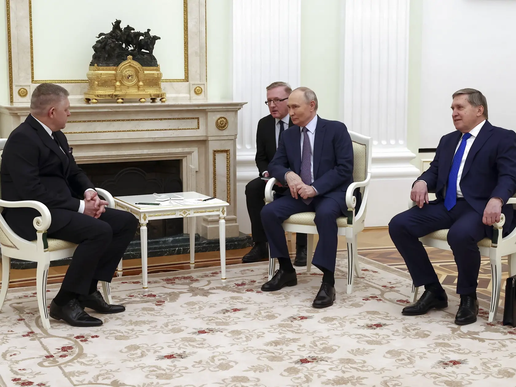 Ruský prezident Vladimir Putin (druhý vpravo) a slovenský premiér Robert Fico (vľavo) počas stretnutia v Moskve 22. decembra 2024.