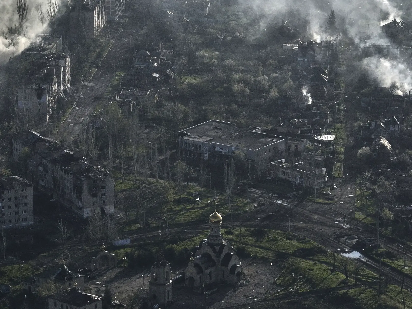 Na leteckej snímke dym stúpa z budov počas bojov v ukrajinskom meste Bachmut v Doneckej oblasti na východe Ukrajiny v stredu 26. apríla 2023. F


Smoke rises from buildings in this aerial view of Bakhmut, in the Donetsk region, Ukraine, Wednesday, April 26, 2023. (AP Photo/Libkos)