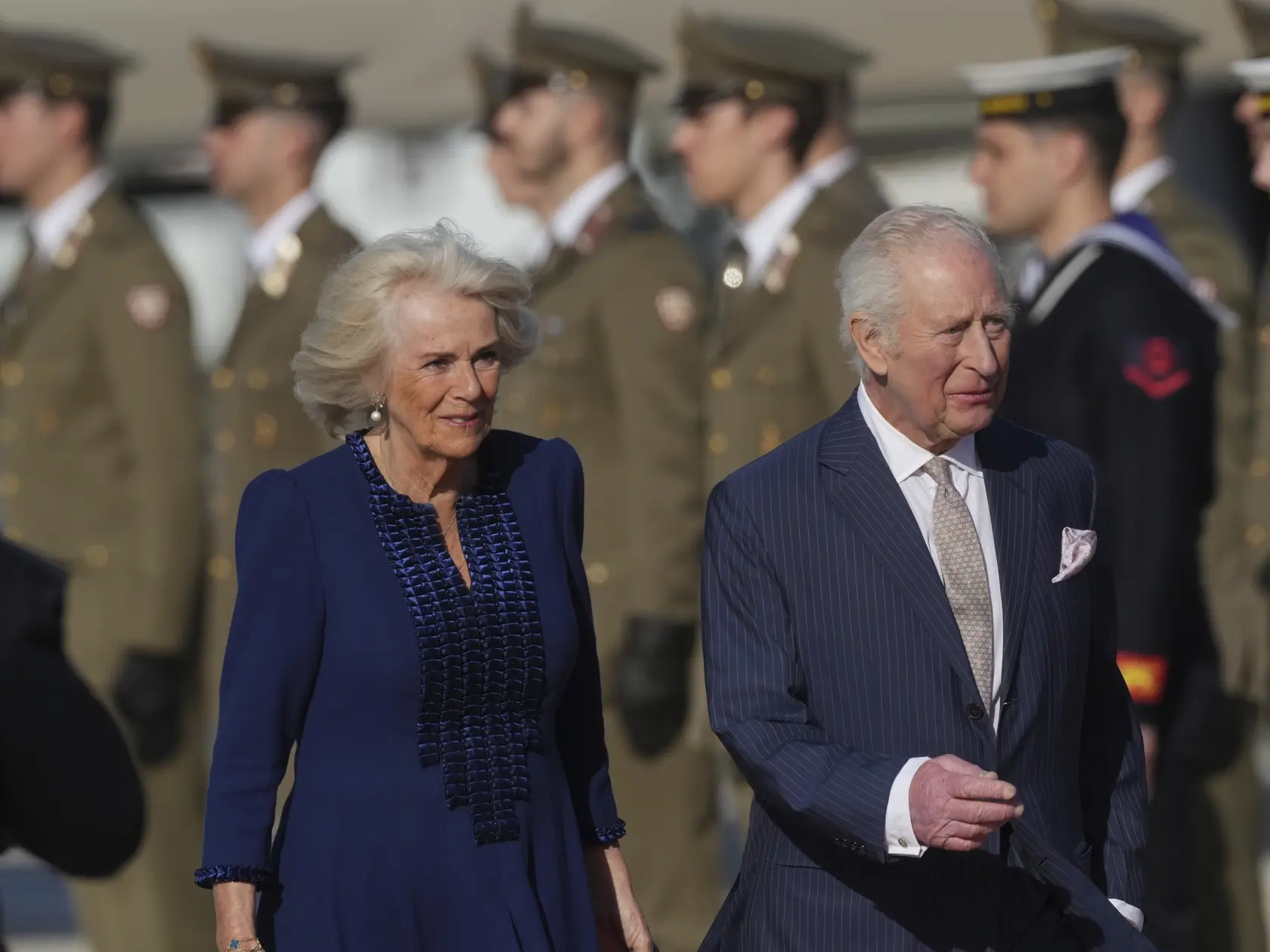 Podľa experta na čítanie z pier Jeremyho Freemana kráľ povedal svojej manželke tri sladké slová: "Pozri sa na mňa." Camilla sa po jeho slovách zasmiala a následne sa rýchlo pozrela na svojho manžela. Na ďalších záberoch sú kráľ a kráľovná vyobrazení v blízkosti Nerových oblúkov či akvaduktu Aqua Claudia.