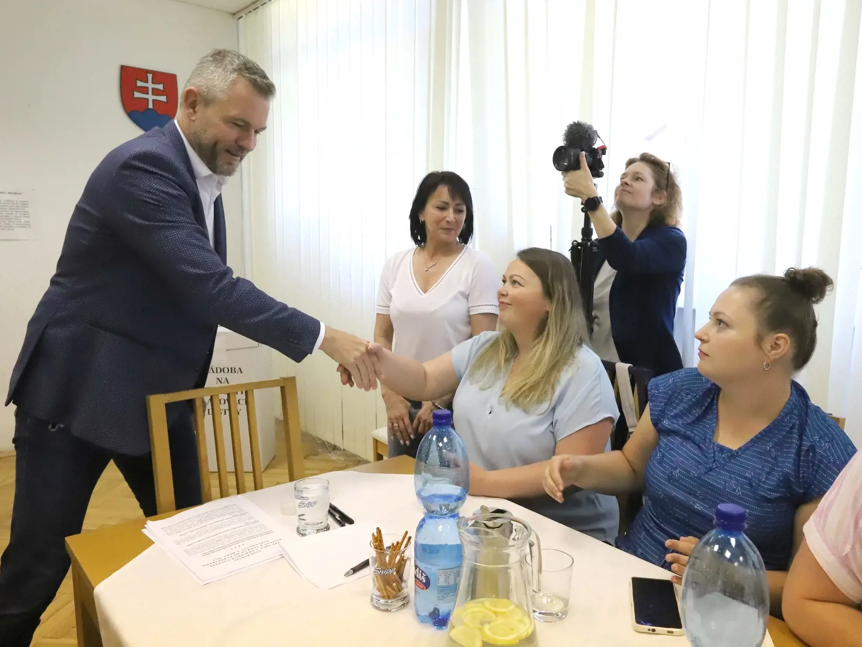 Peter Pellegrini volil v miestnom kultúrnom dome na Králikoch pri Banskej Bystrici, kde sa pozdravil s členmi volebnej komisie.