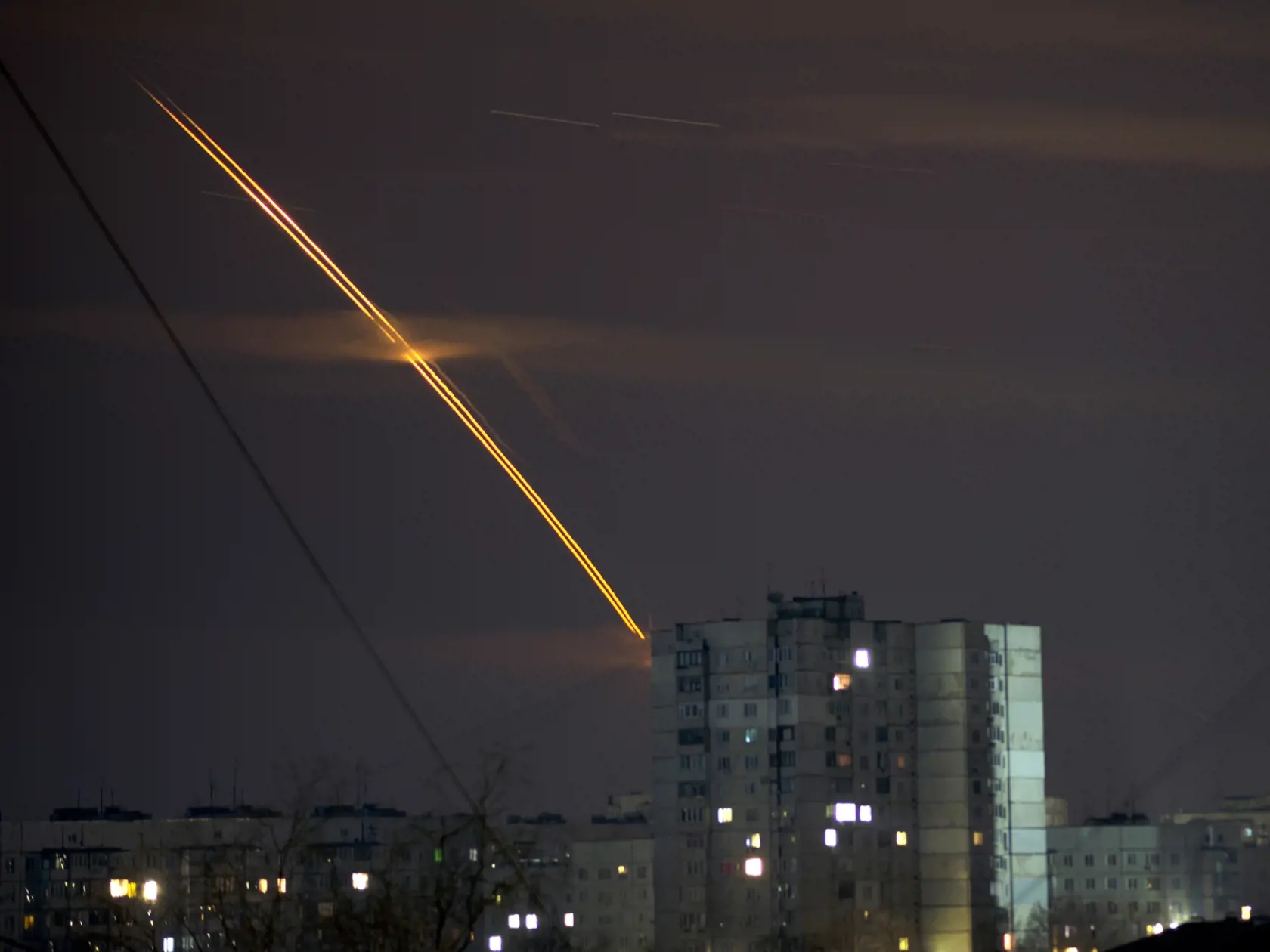 Rakety, ktoré odpálila ruská armáda z ruskej Belgorodskej oblasti, dopadajú na ukrajinské mesto Charkov v piatok v skorých ranných hodinách 24. marca 2023.