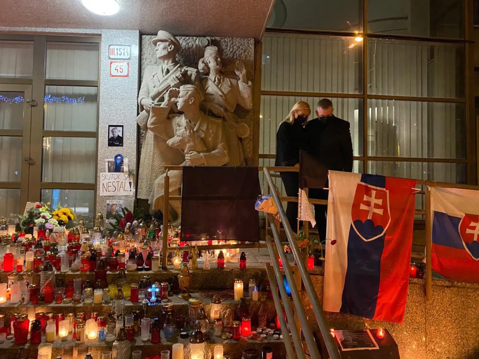 Denisa Saková si uctila pamiatku svojho nebohého kolegu Milana Lučanského zapálením sviečky priamo pred policajným prezídiom.
