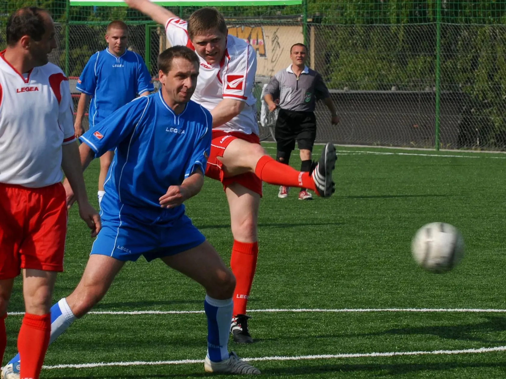 V kopačkách či halovkách a s loptou pri nohe sme už veľakrát videli aj Roberta Fica. Viaceré jeho momentky z futbalu stoja za to.