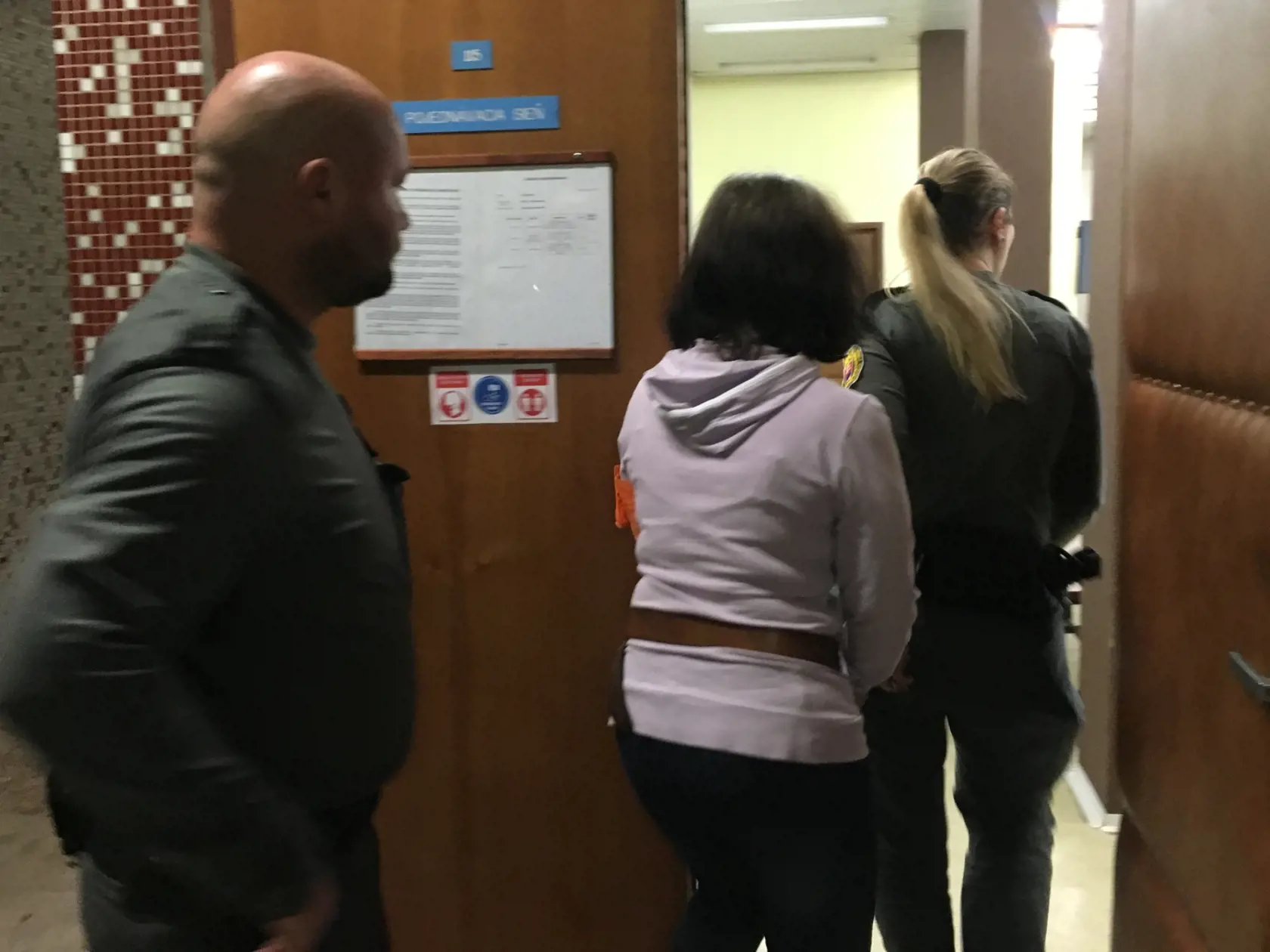 Evu sprevádzala z väzby do pojednávacej siene policajtka s policajtom.