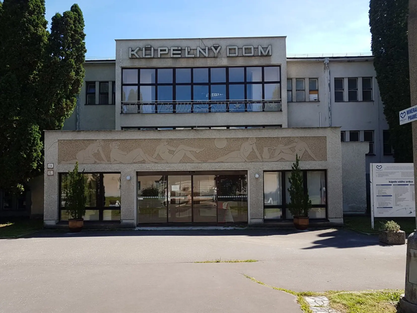 Preslávené: Pri Kúpeľnom dome, ktorý dodnes funguje, sa natáčali zábery kultovej inscenácie Chlap prezývaný Brumteles. Vlado Müller sa tu liečil po infarkte a František Dibarbora ho prišiel navštíviť.
