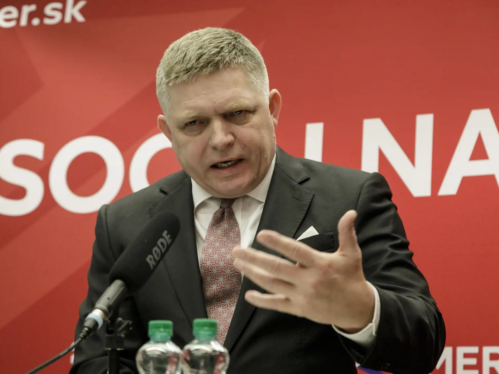 Robert Fico dokáže byť nepríjemný aj v rozhlasovom štúdiu.
