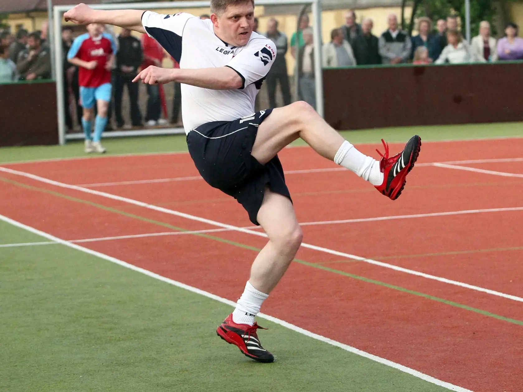 Robert Fico pri futbale. Tento kop mu zrovna nevyšiel...