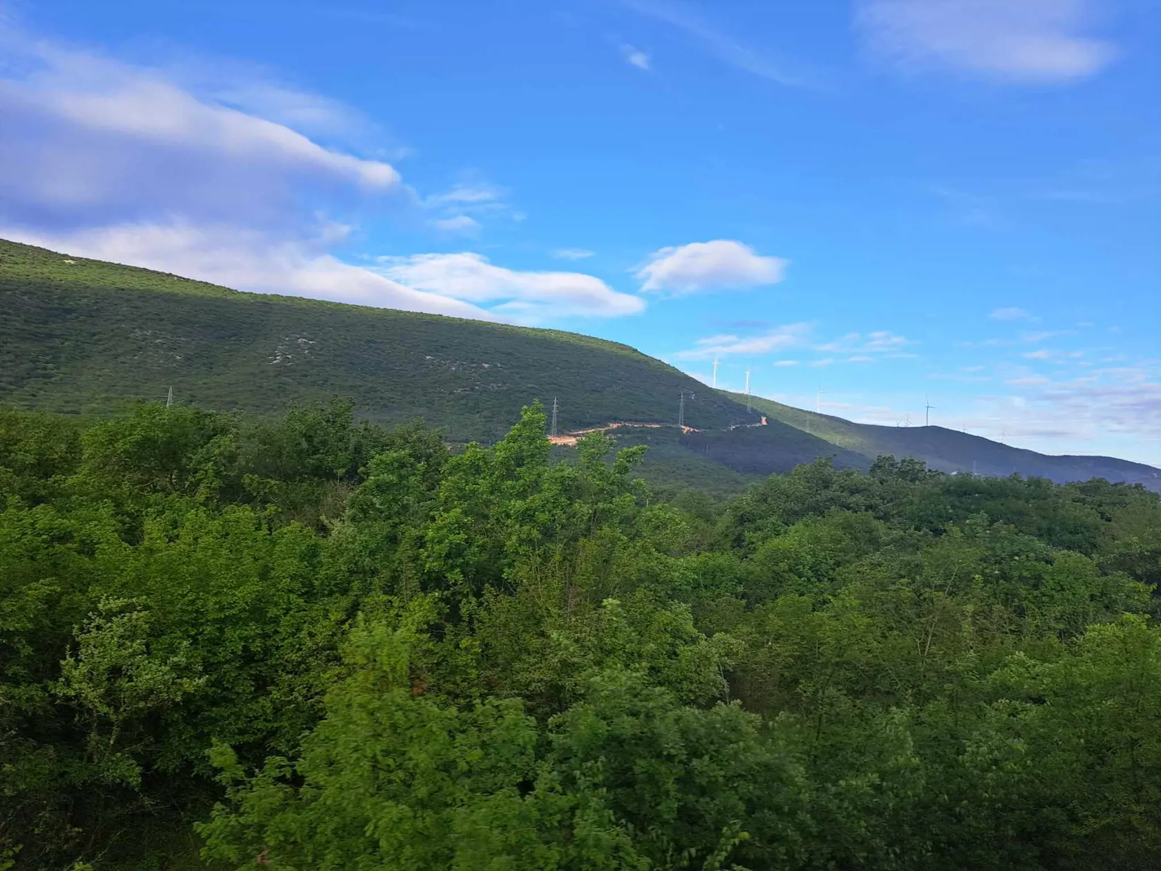 Cestou do Splitu môžete vidieť takéto úžasné výhľady priamo z vlaku. Krásu celej krajiny priamo počas jazdy vlaku si pozrite v priloženom videu.