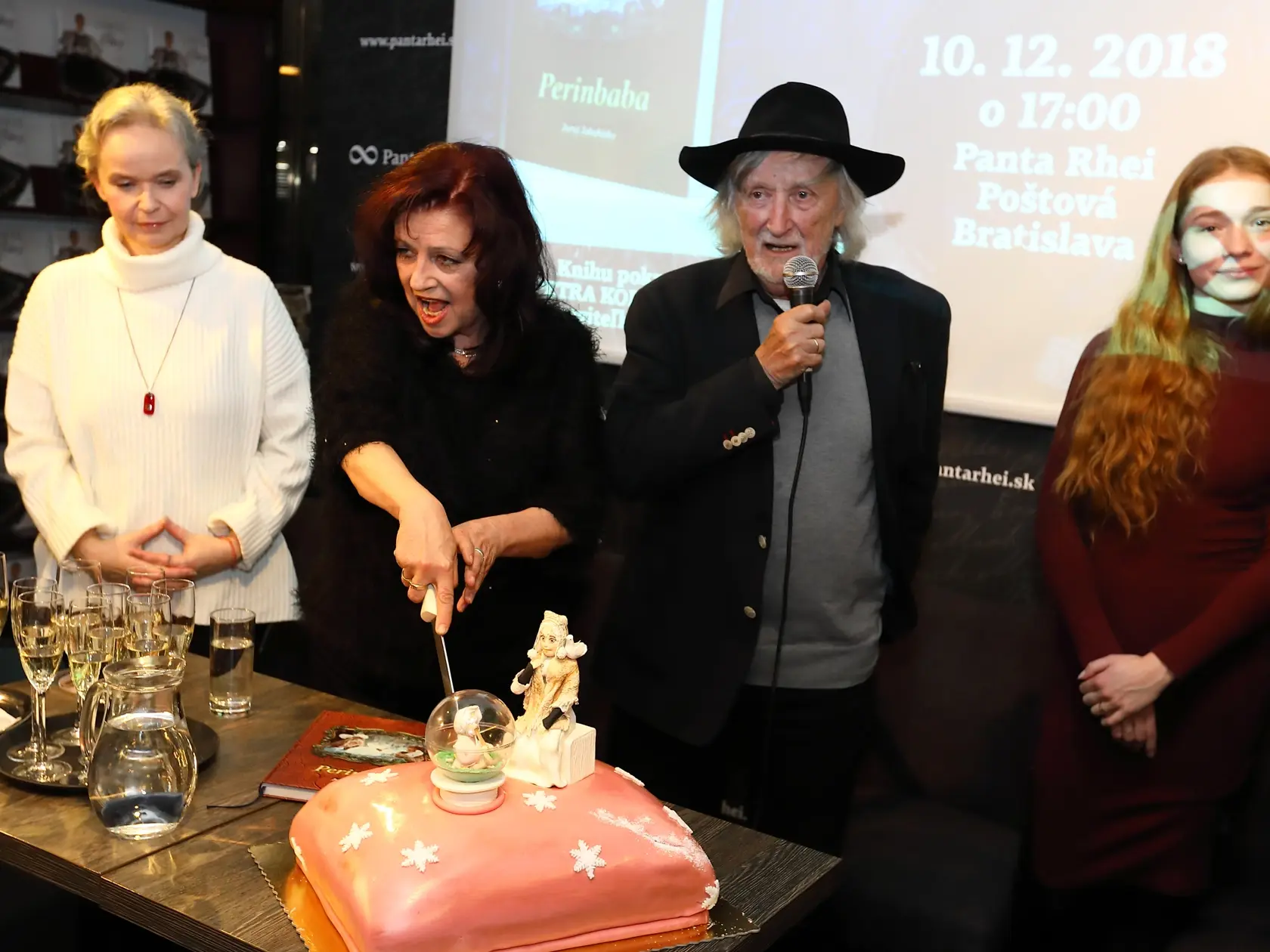 Na snímke krst knihy Perinbaba v knihkupectve na Poštovej ulici za účasti Jakubiska a hercov z filmu Perinbaba 2. 