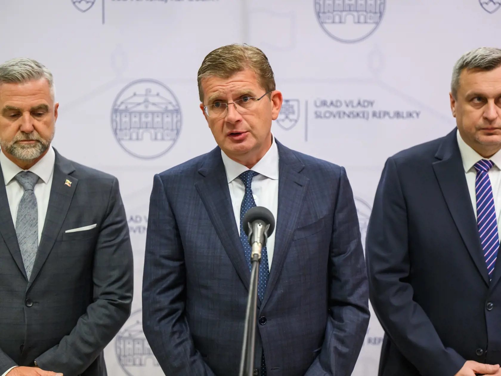 Na snímke zľava podpredseda NR SR Tibor Gašpar (Smer-SD), podpredseda NR SR poverený jej vedením Peter Žiga (Hlas-SD) a podpredseda NR SR Andrej danko (SNS)