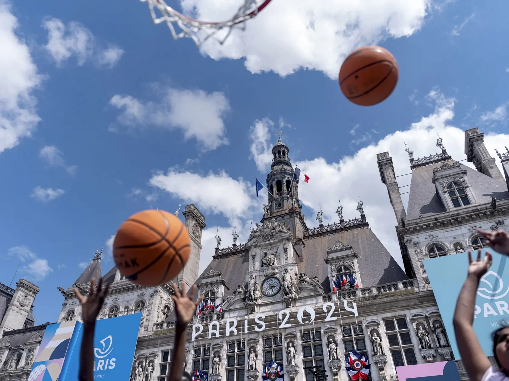 Na snímke deti sa hrajú s basketbalovými loptami vo fanzóne pred vyzdobenou radnicou pred XXIII. letnými olympijskými hrami v Paríži 21. júla 2024. Letné olympijské hry sa budú vo francúzskej metropole konať od 26. júla do 11. augusta 2024.
