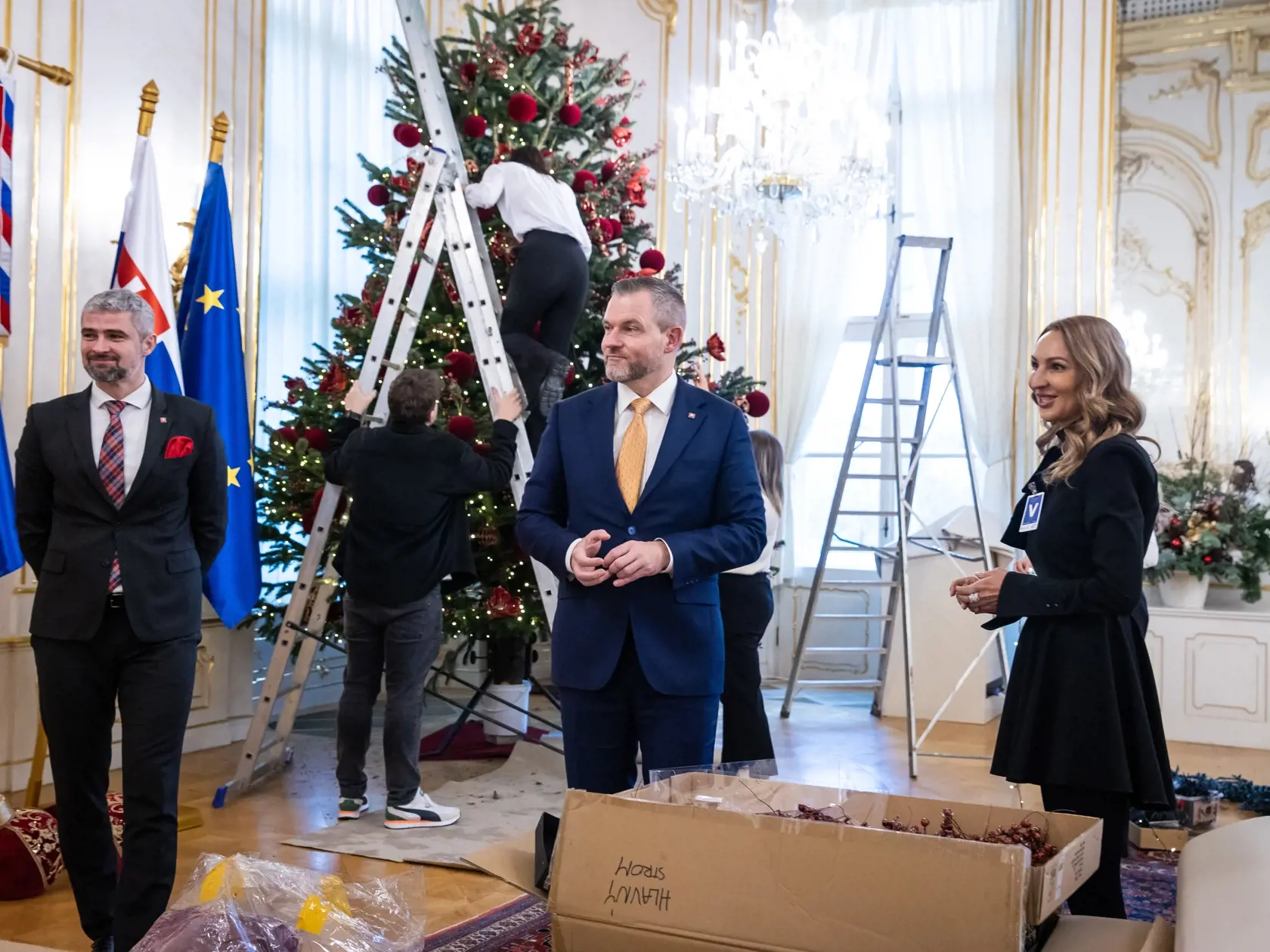 S výzdobou bol spokojný aj samotný prezident Pellegrini, ktorý na zdobenie priebežne dohliadal. V paláci totiž mal mnoho povinností. „Latka je nastavená veľmi vysoko,“ poznamenal s údivom, keď prvýkrát uvidel jeden z vyzdobených stromčekov. Tiež prezradil, že najviac sa mu páči zamatová vínová farba, ktorá najviac vyniká v kombinácií práve so zelenou čačinou.