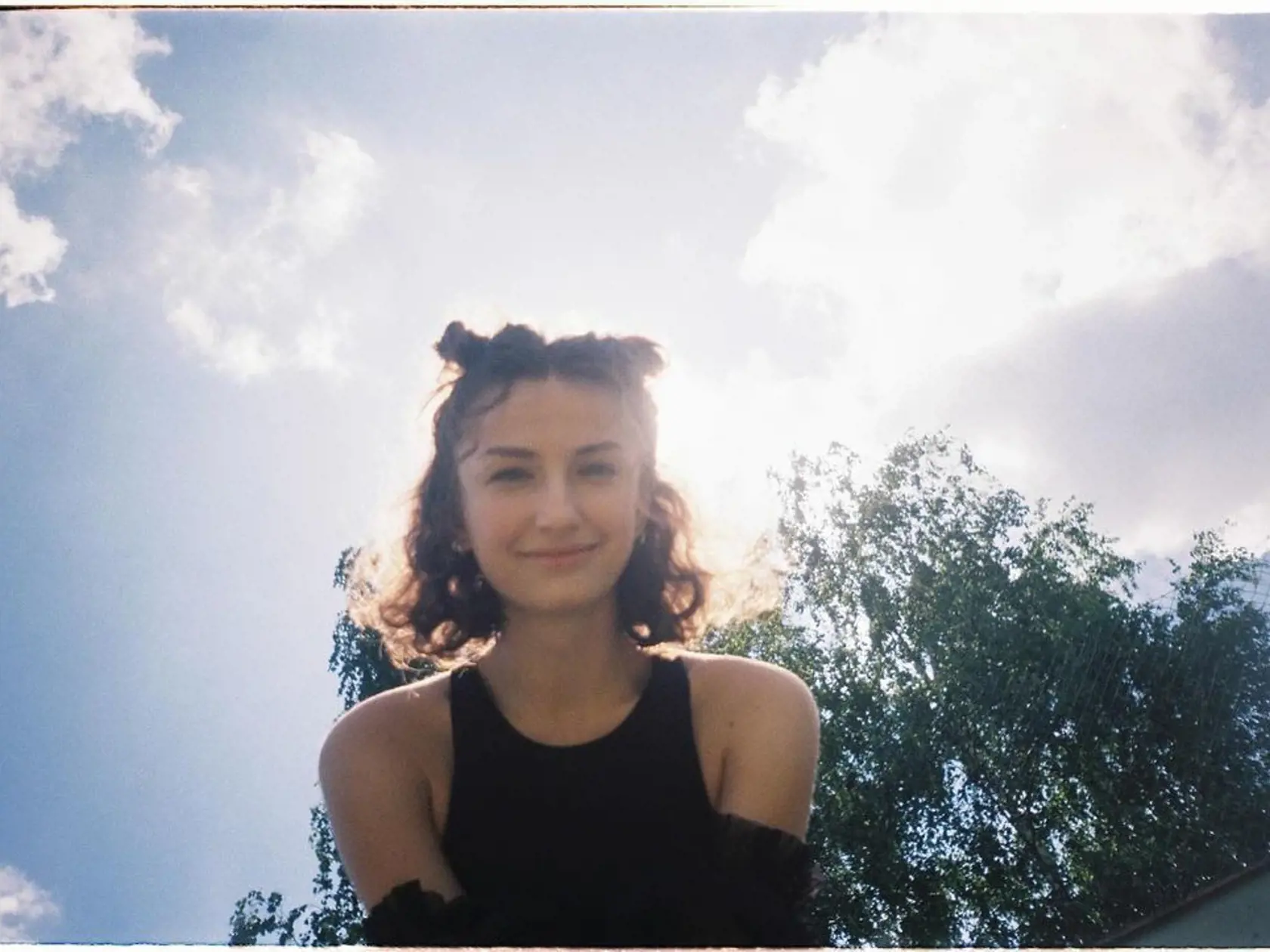 Zákulisné fotografie z natáčania prvej autorskej piesne Pehy dní. Klip k piesni natáčali na starú kameru z roku 1994.