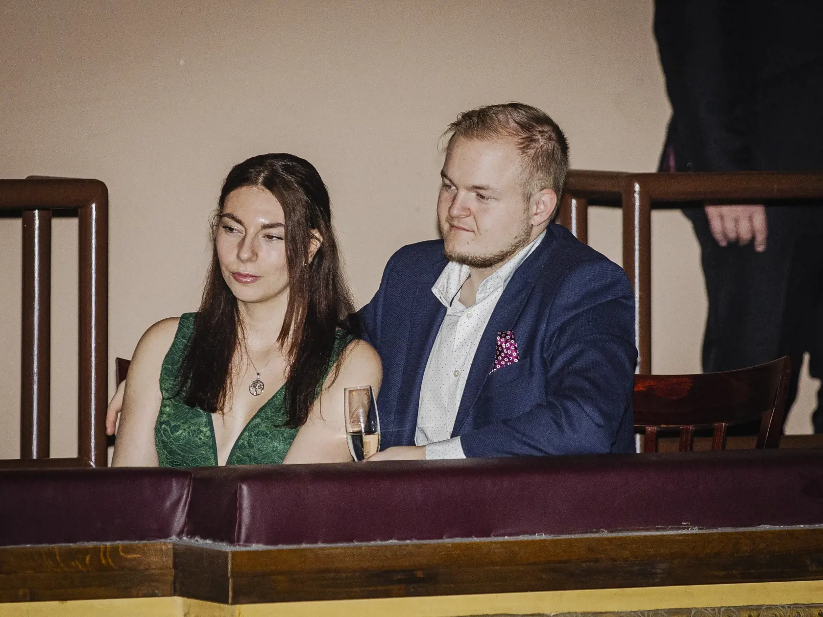 Na snímke Artur Štaidl s priateľkou počas slávnostnej premiéry minisérie Iveta - skutočný príbeh Ivety Bartošovej pokračuje, ktorá sa konala v pražskom kine Lucerna.